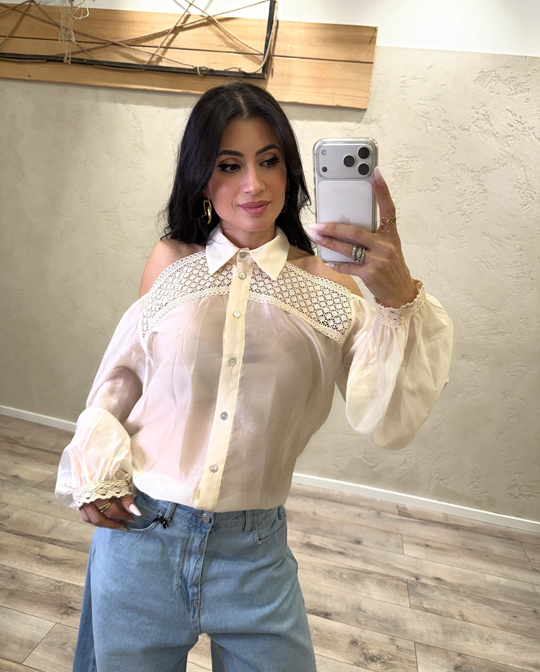 camicia cut out con dettaglio in crochet