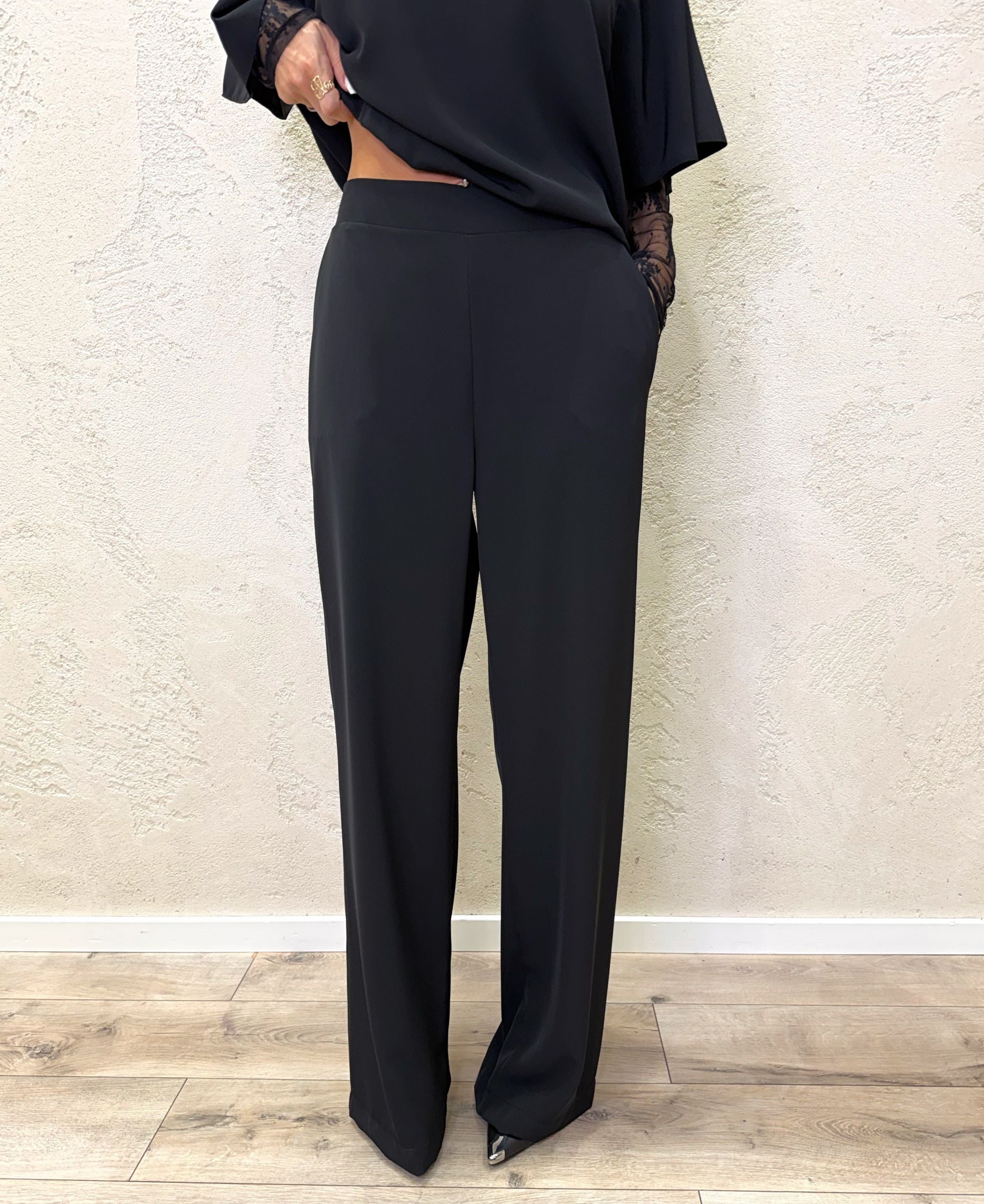 Completo composto da blusa con maniche in pizzo e pantalone fluido a palazzo