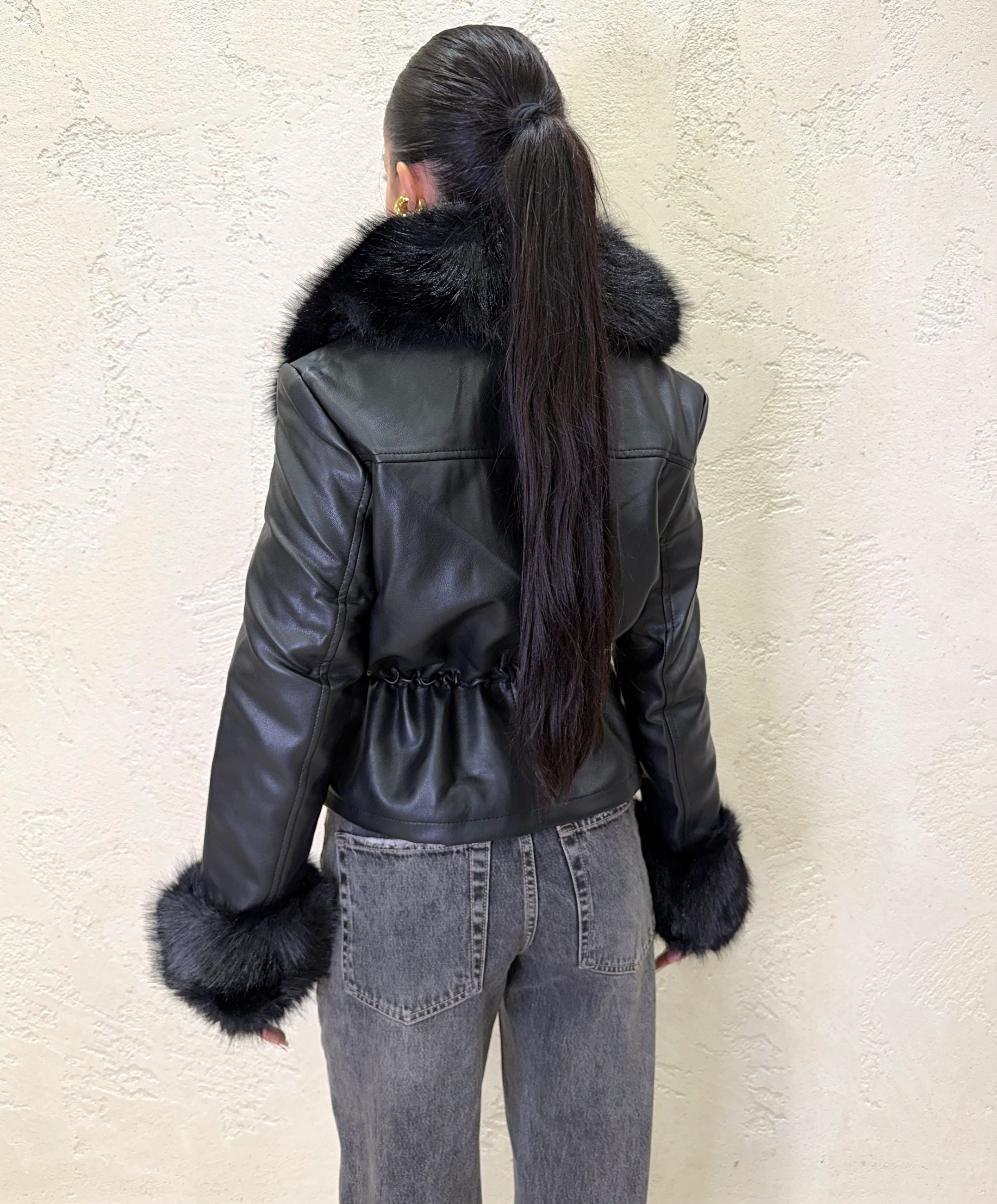 Giacca in ecopelle con coulisse in vita inserti in ecopelliccia