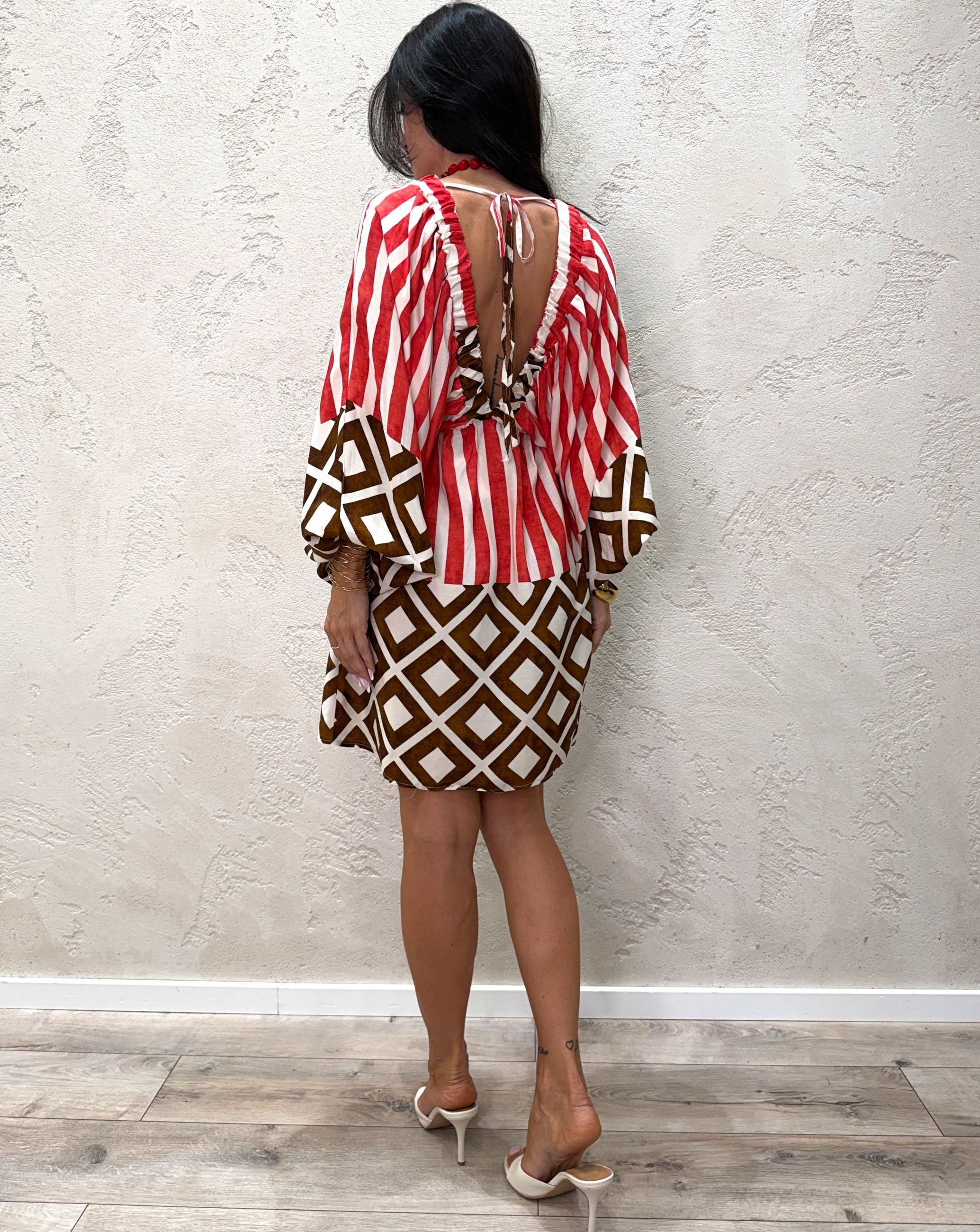 abito mini con maniche ampie in fantasia boho