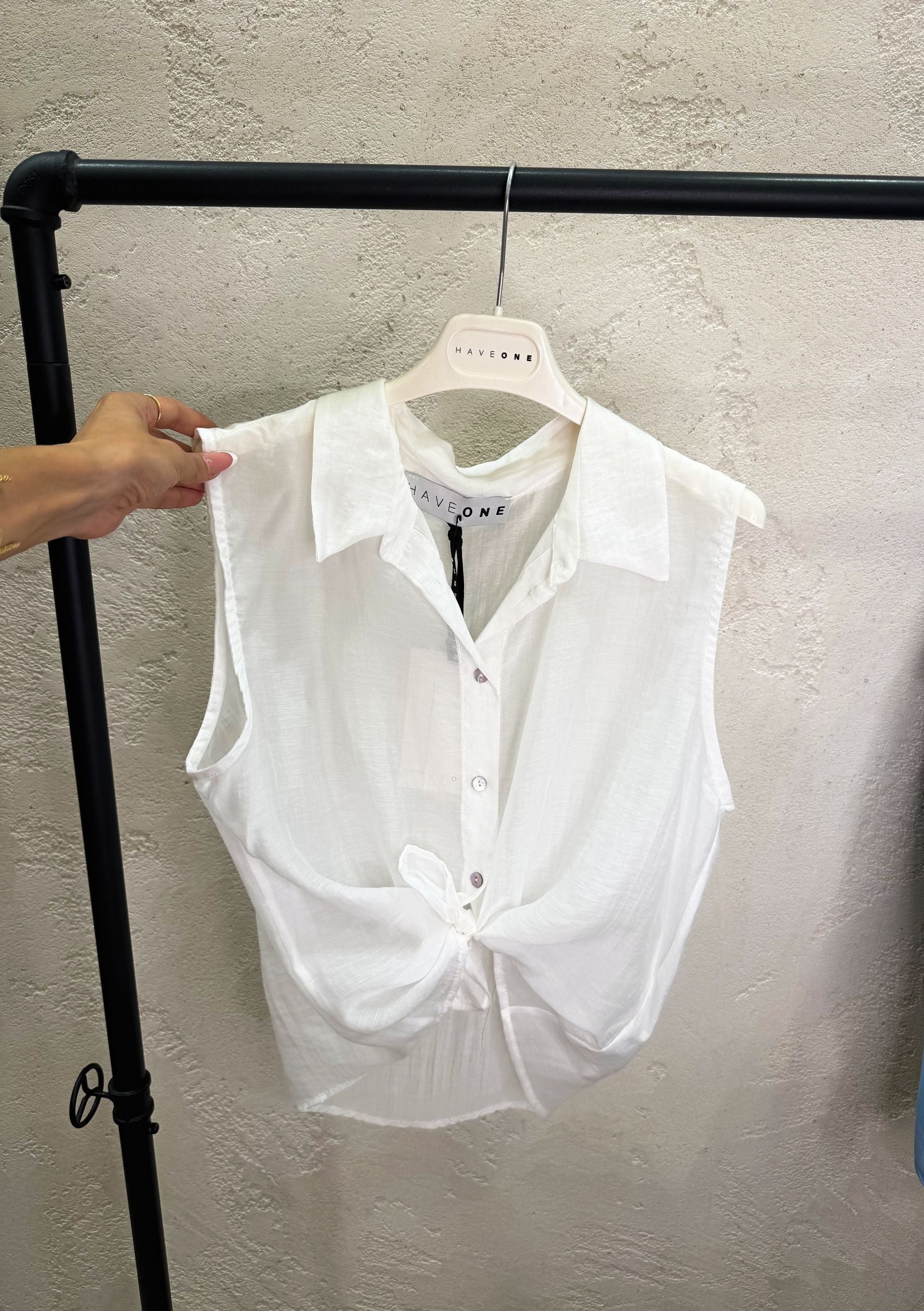 Camicia smanicata con nodo effetto vedo non vedo
