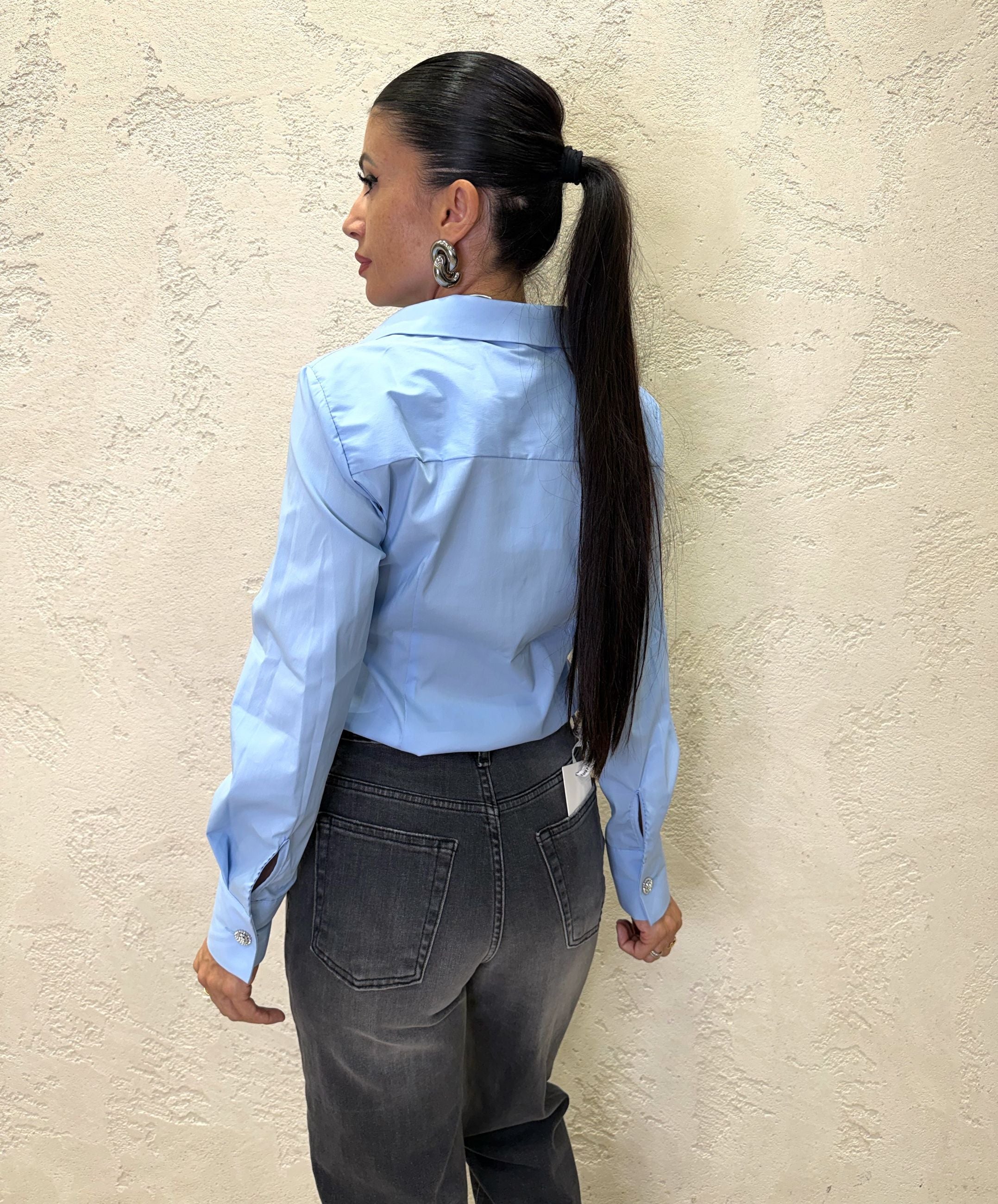 Camicia scollo a V con bottoni gioiello