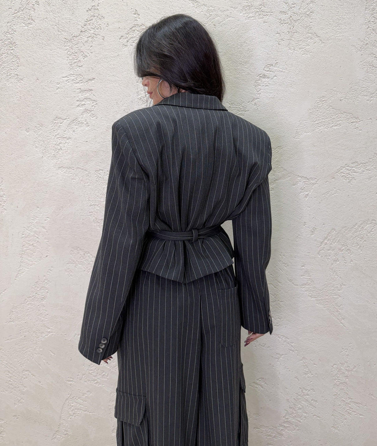 Blazer gessato in misto lana con cintura in vita