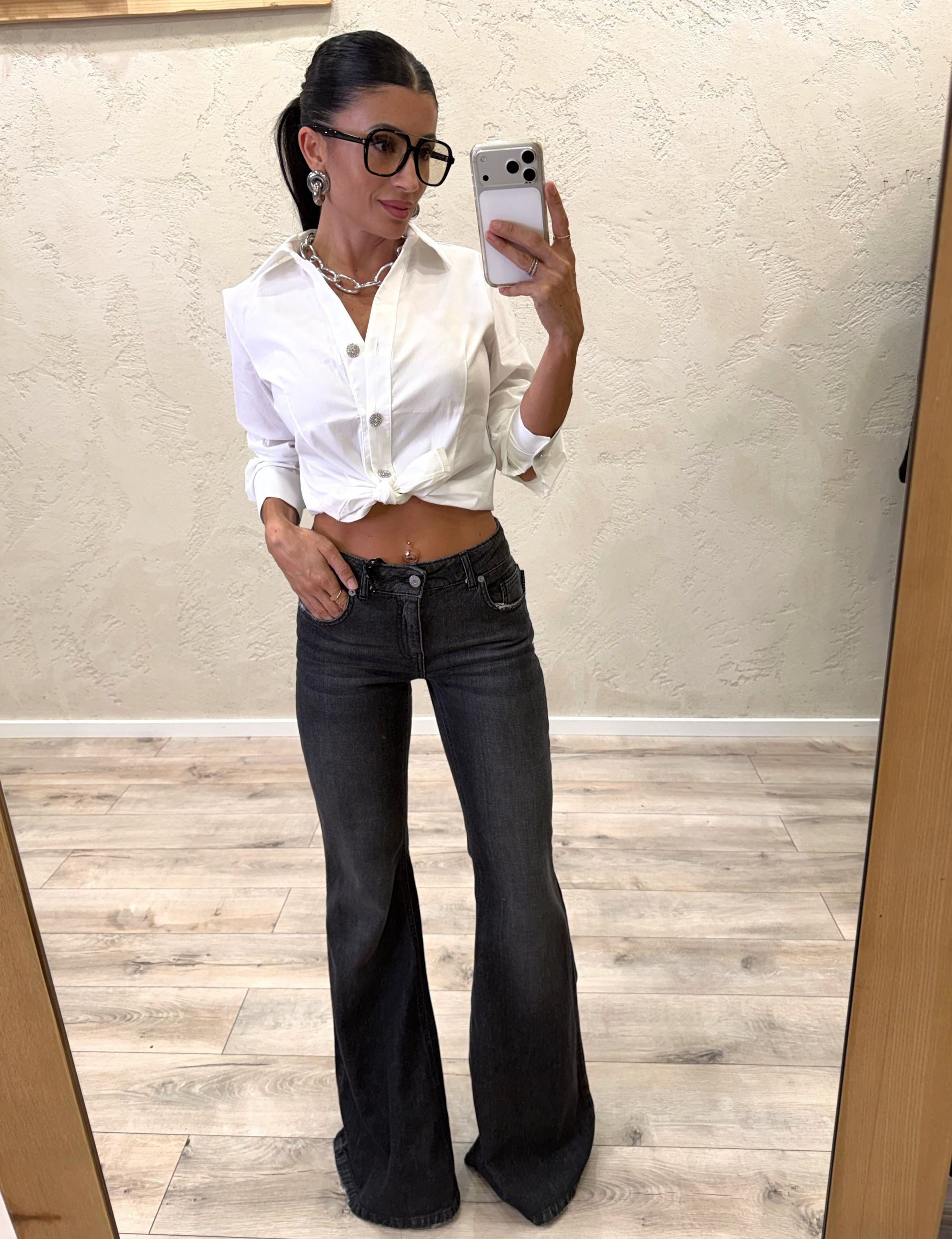 Camicia scollo a V con bottoni gioiello