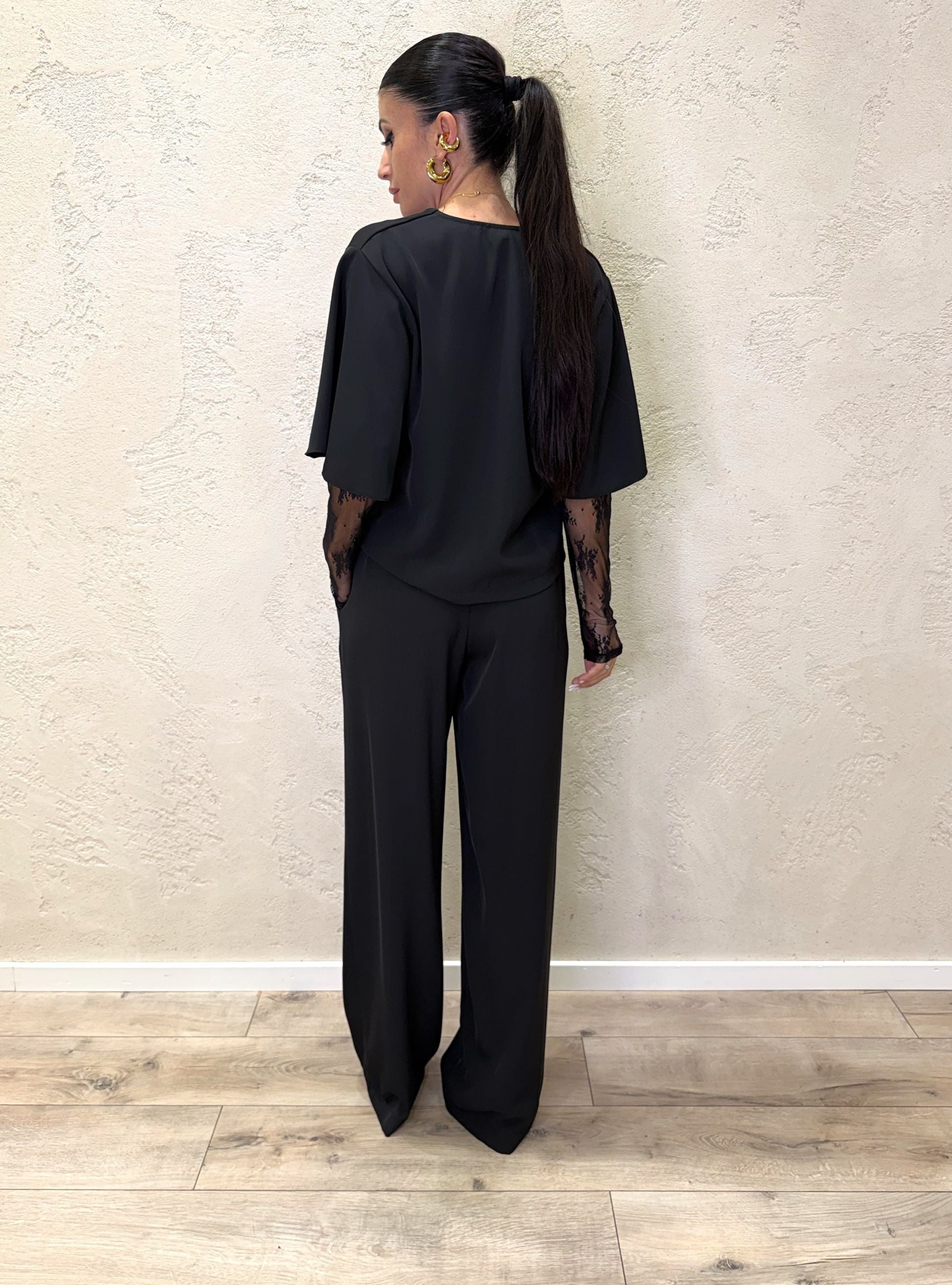 Completo composto da blusa con maniche in pizzo e pantalone fluido a palazzo