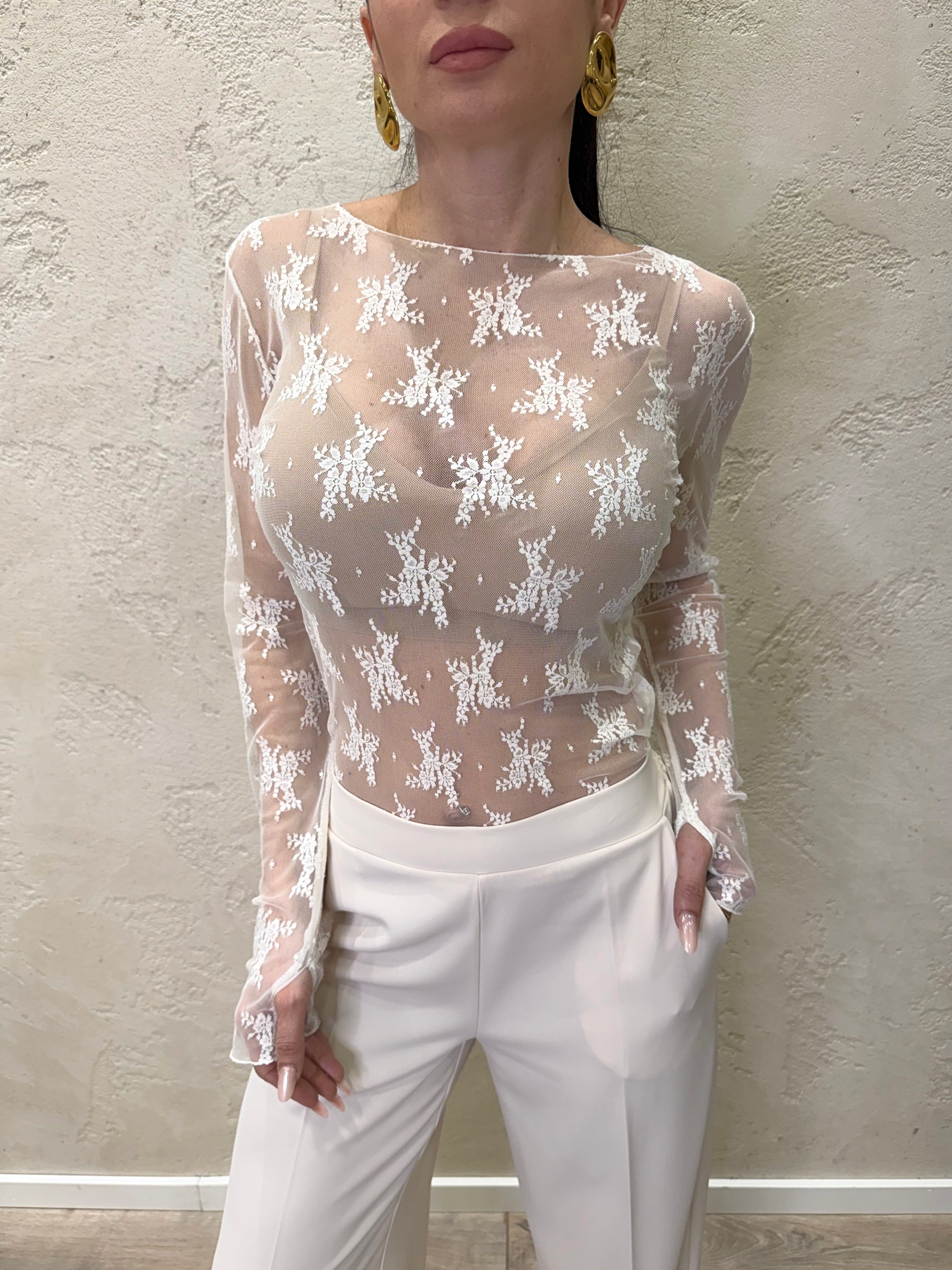 maglia in pizzo con scollo a barca e manicotti 10997 CREMA SUSY MIX