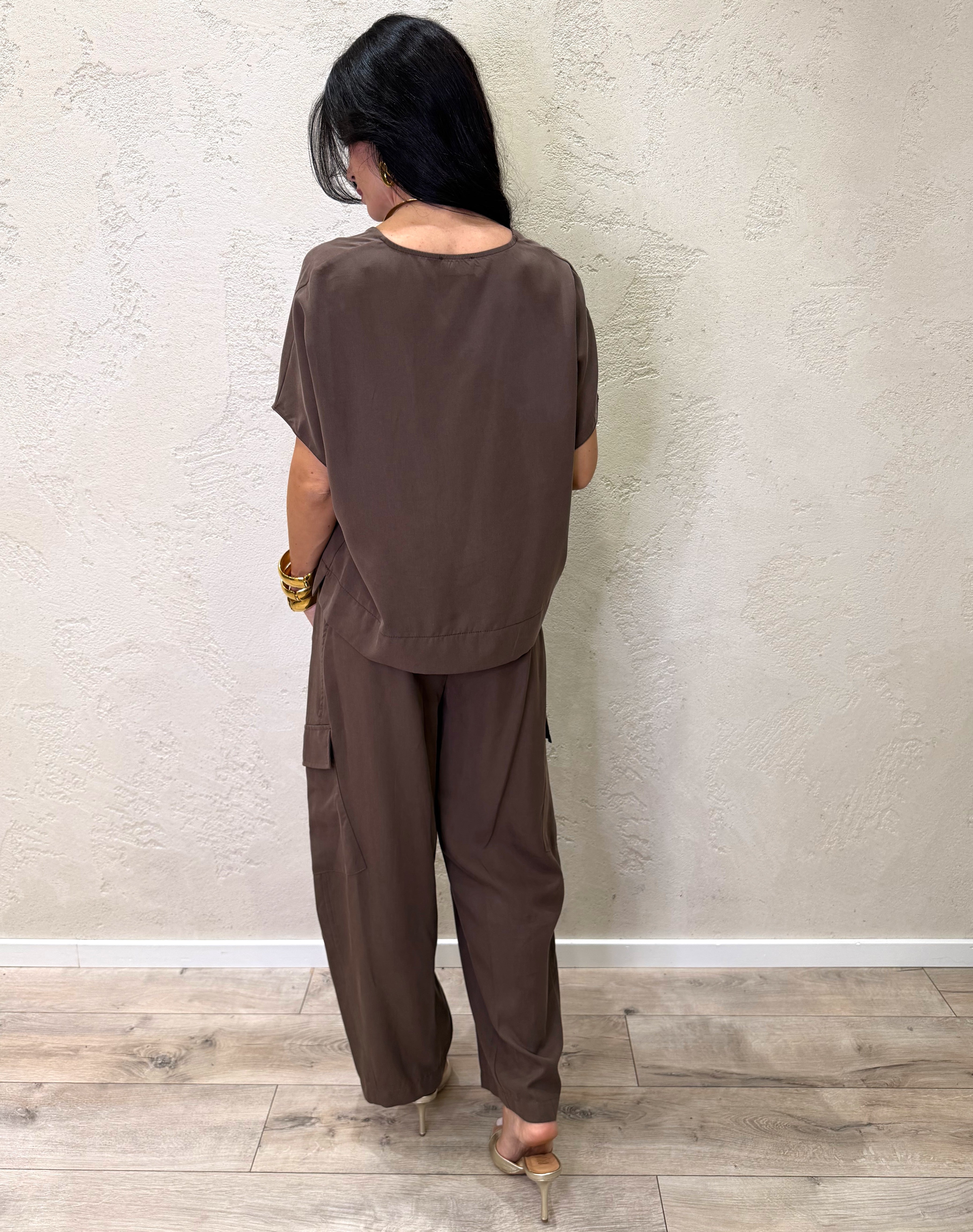 completo composto da blusa a scatoletta e pantaloni cargo a gamba dritta 3074 MORO SUSY MIX
