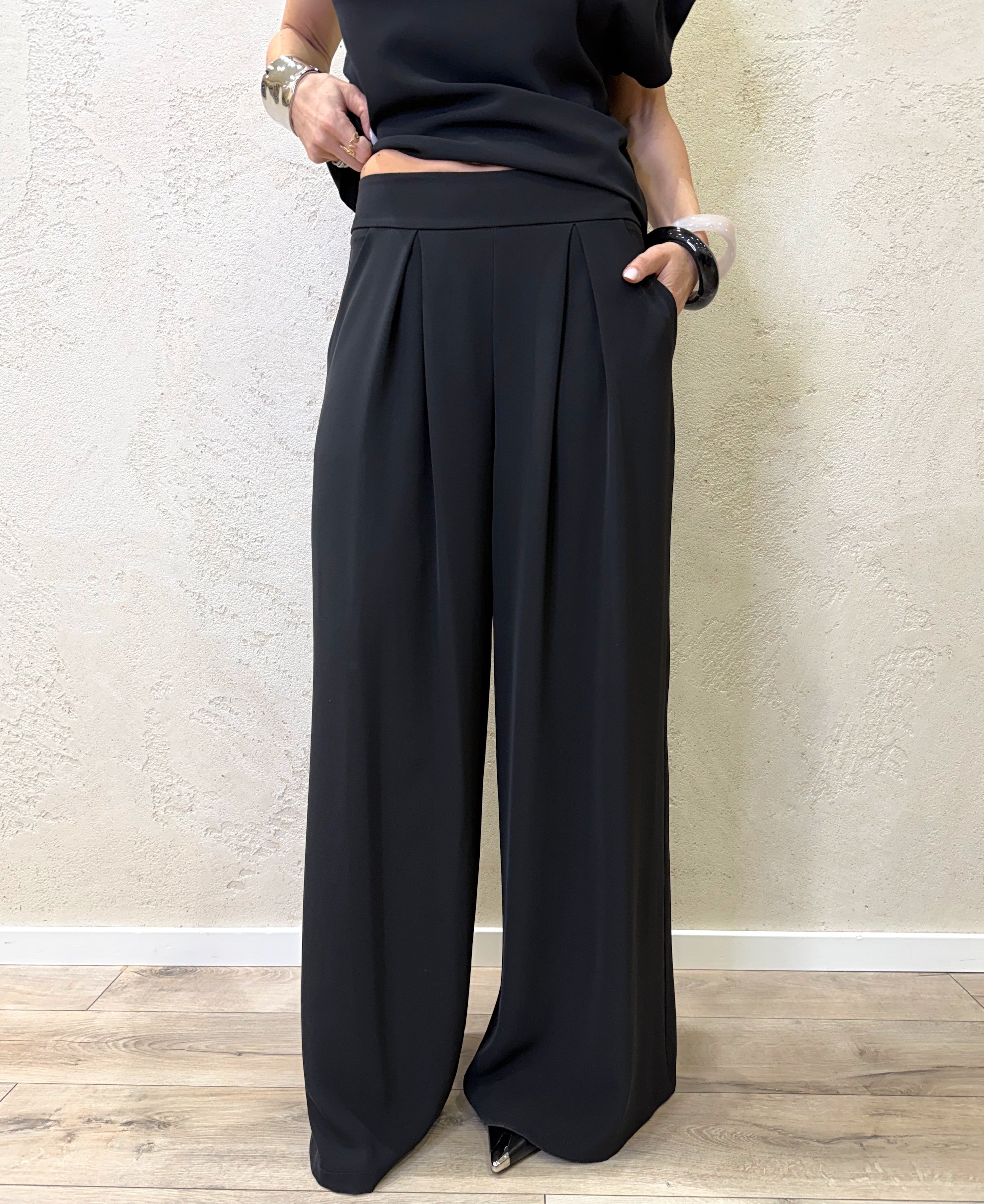 completo fluido composto da top asimmetrico e pantalone a palazzo PP372T52F1 NERO SUSY MIX