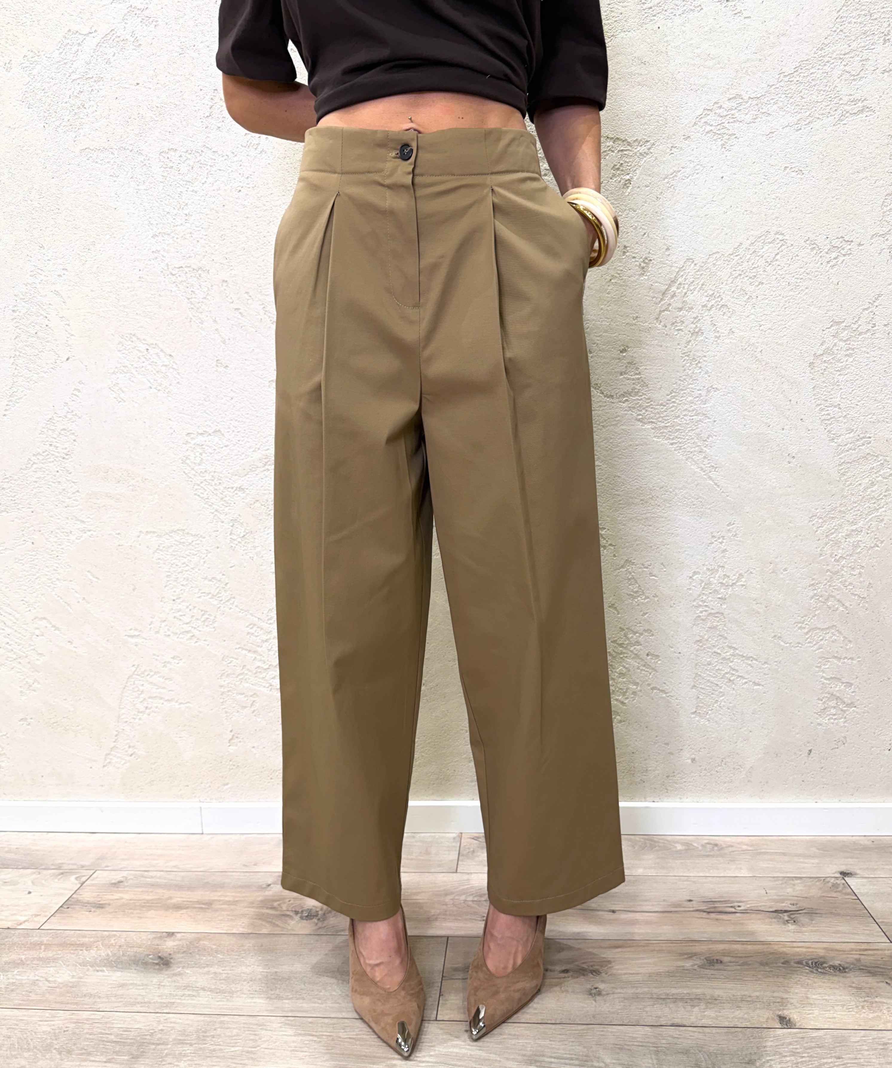 pantalone in cotone a gamba dritta con pinces sul davanti 26P4516 CAMMELLO TENSIONE IN