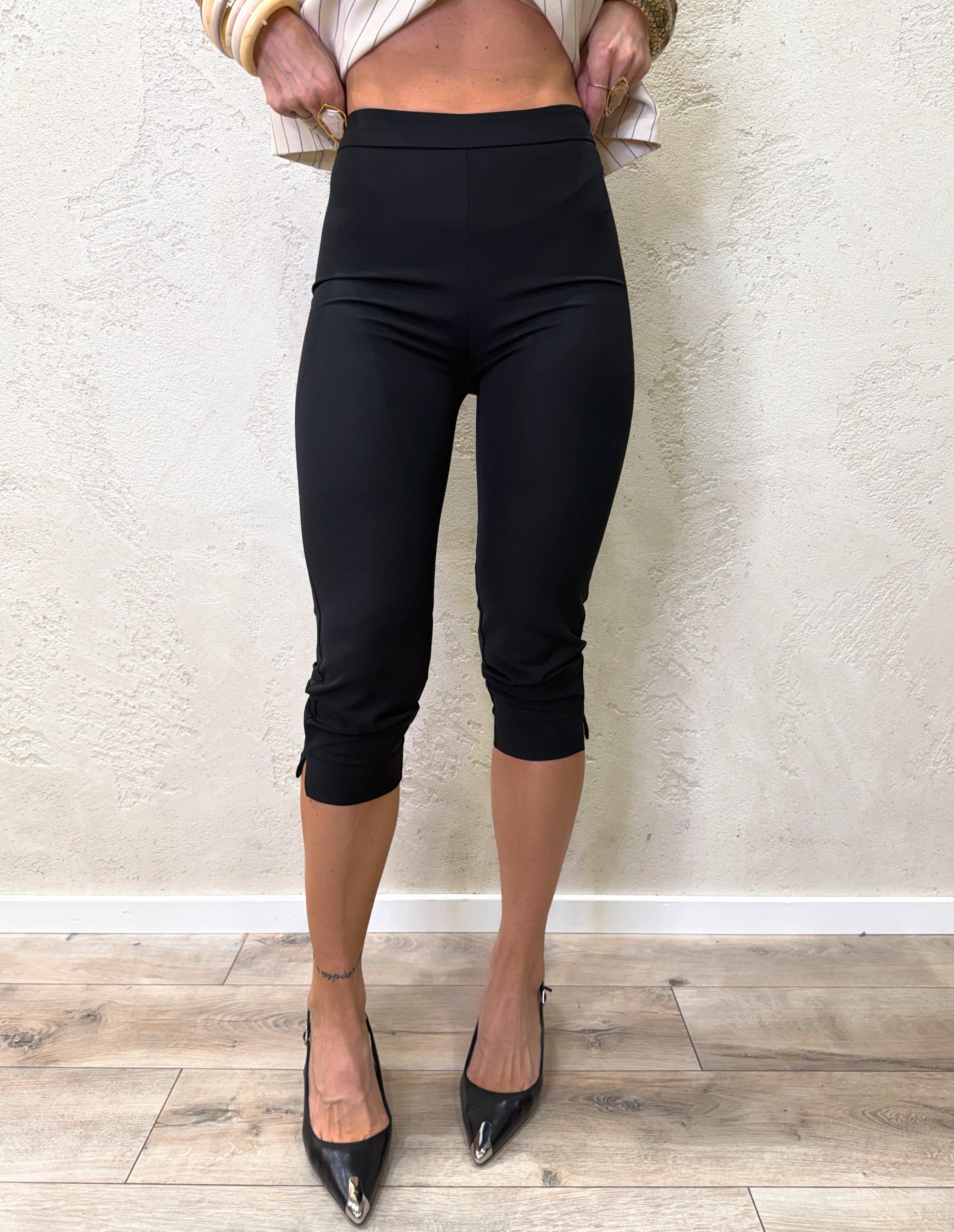 pantaloni capri in tessuto tecnico TAB2245 NERO VICOLO