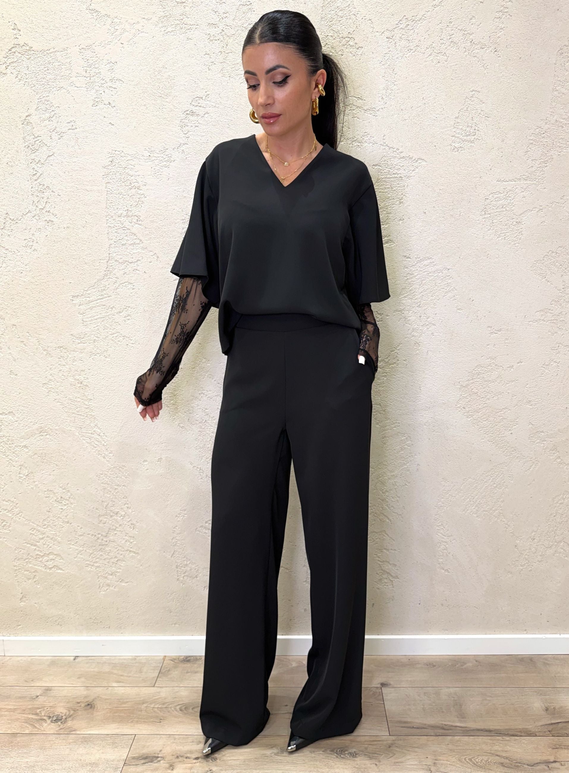 Completo composto da blusa con maniche in pizzo e pantalone fluido a palazzo