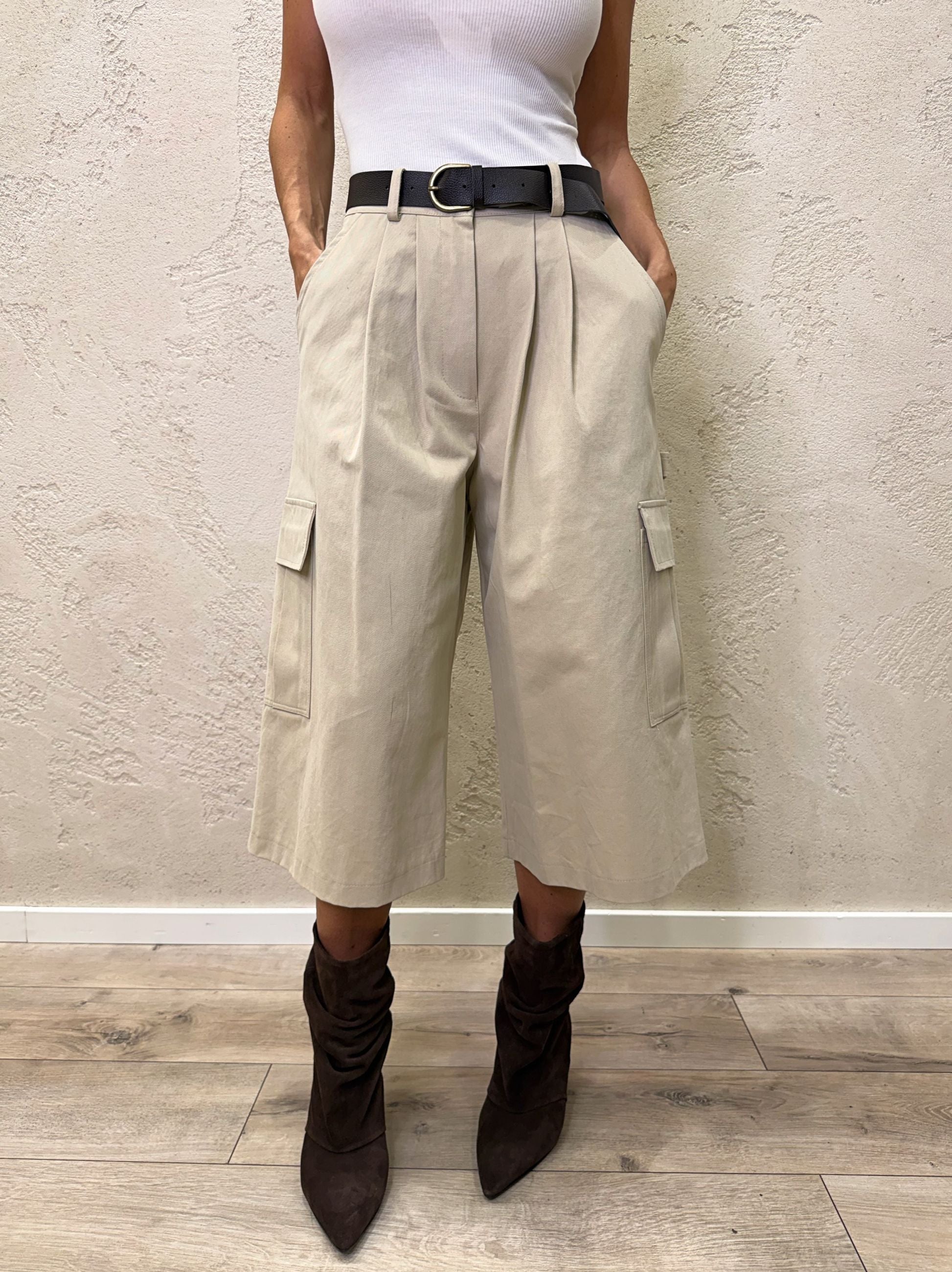 Maxi bermuda con tasconi e cintura