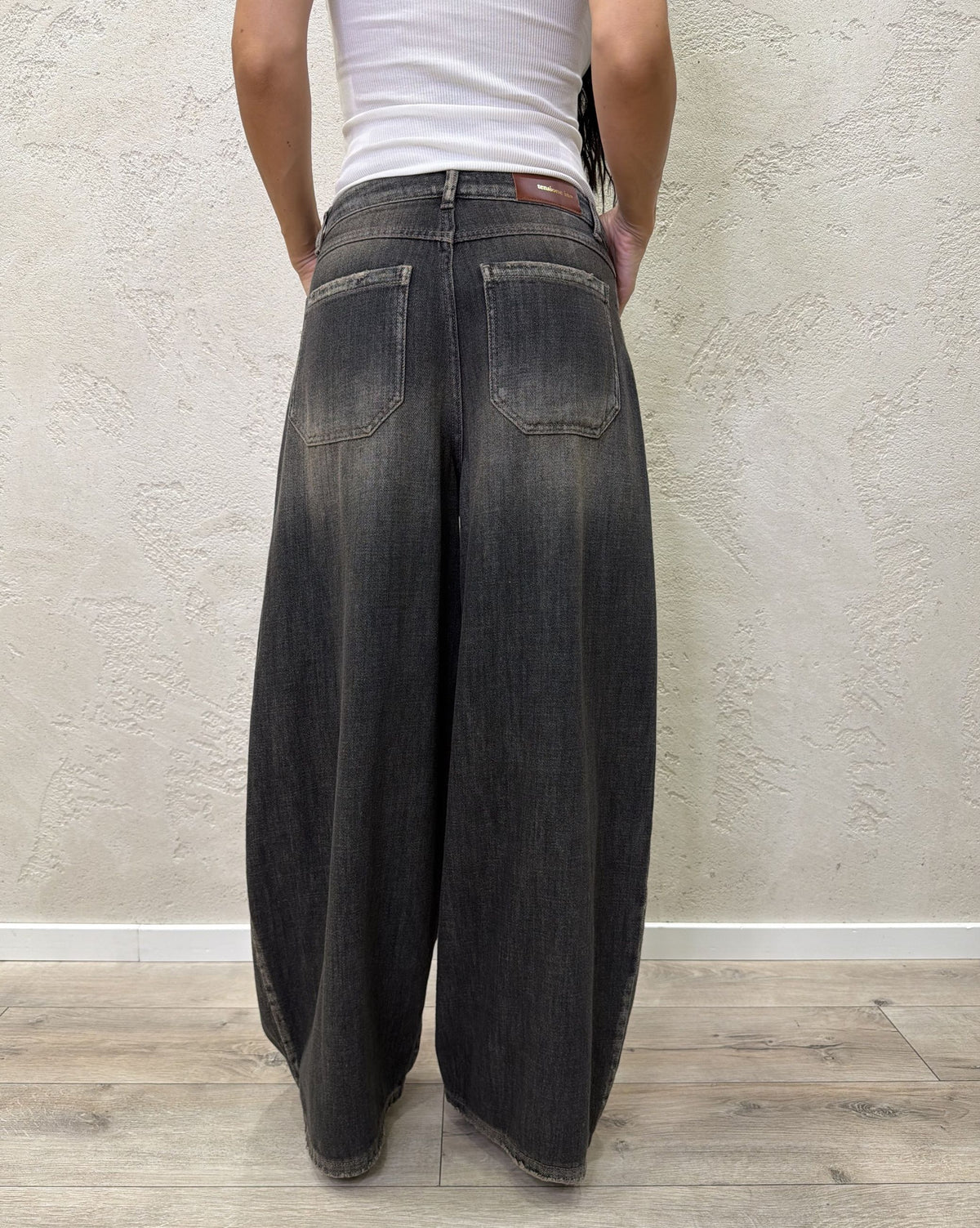 Jeans Kaja modello wide leg in tela ferma
