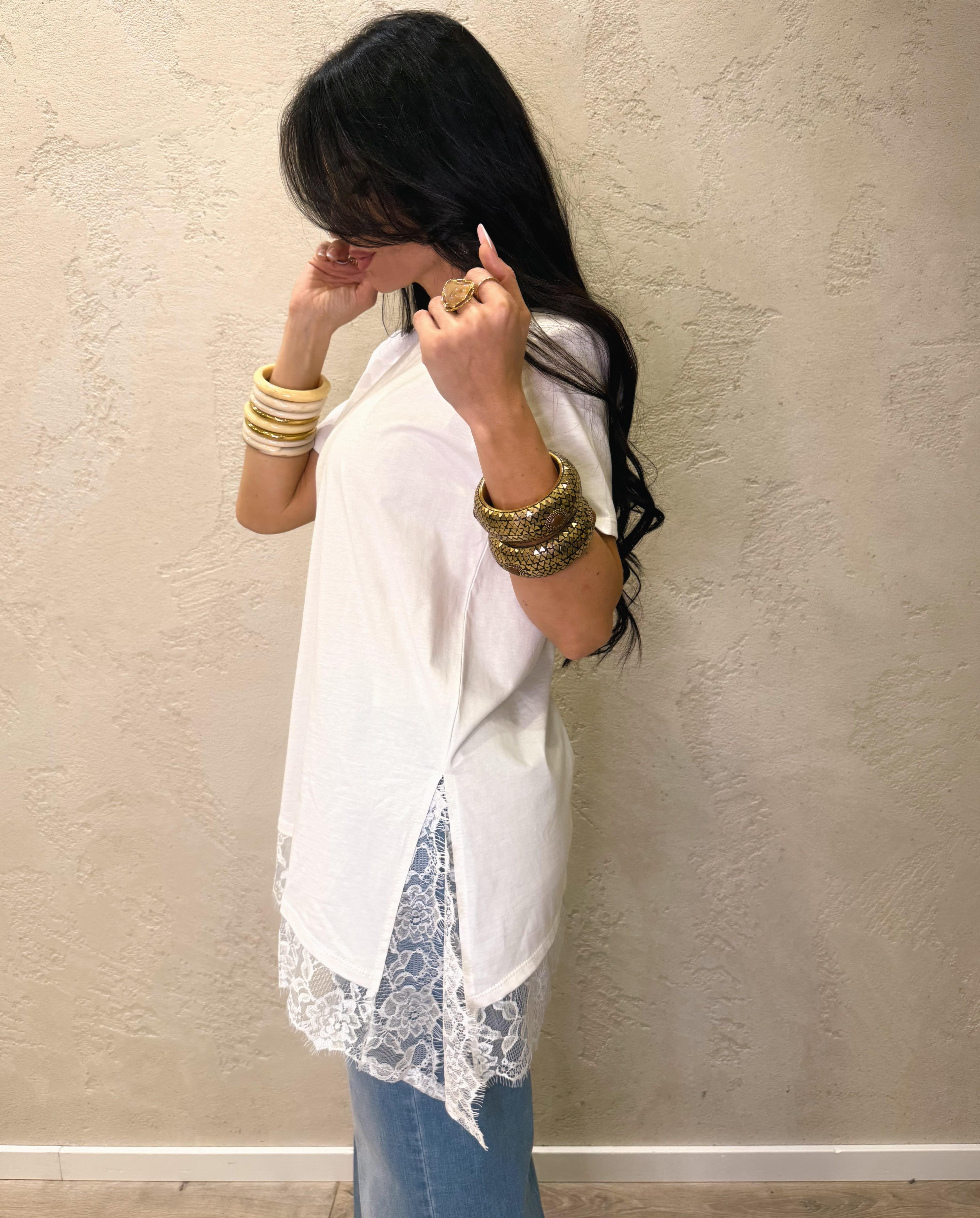t-shirt asimmetrica con inserto in pizzo e spalline rinforzate 12054 LATTE SUSY MIX