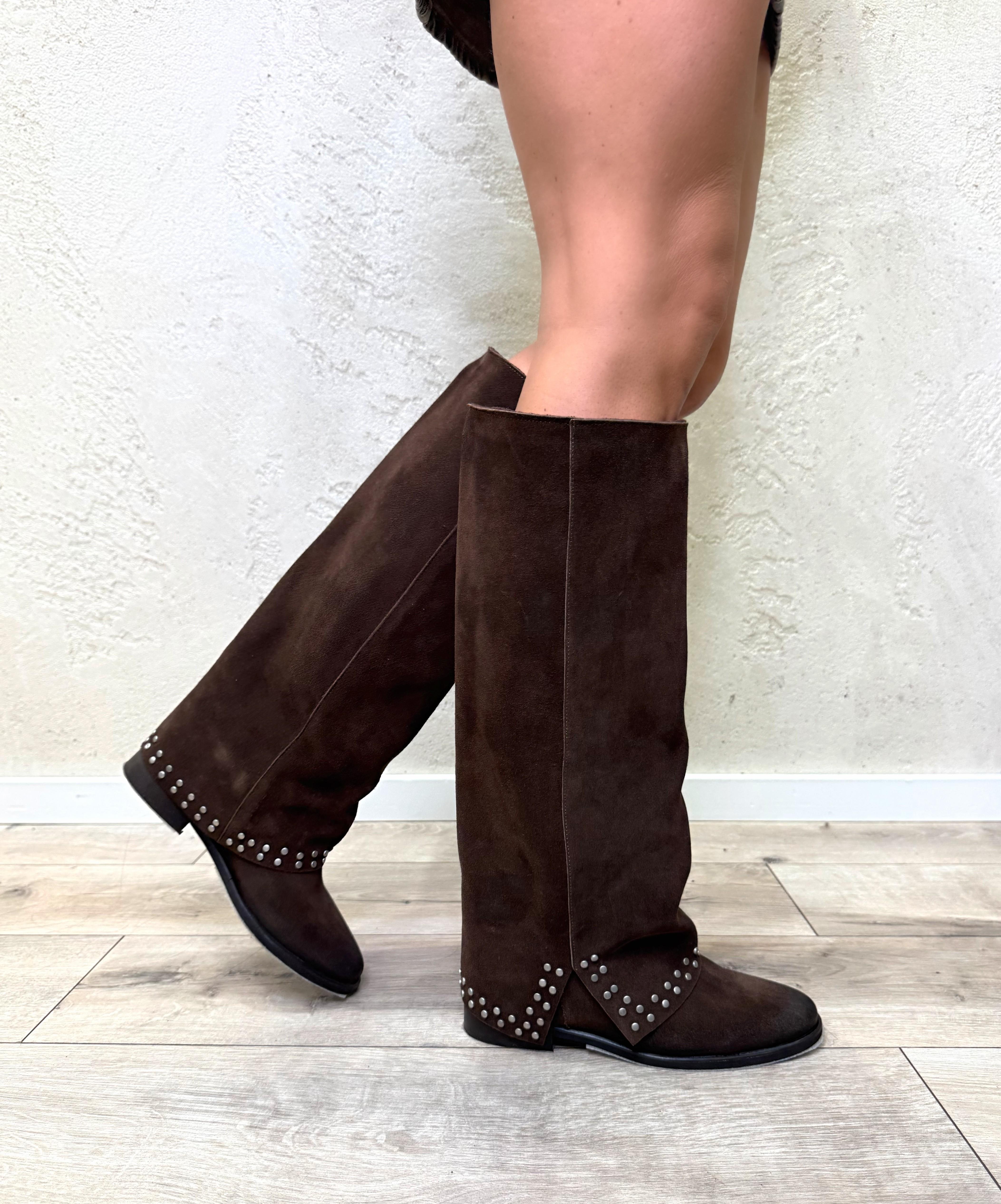 stivale in camoscio con risvolto e dettaglio di borchie con rialzo interno FAB110T CROSTA DIVINE FOLLIE