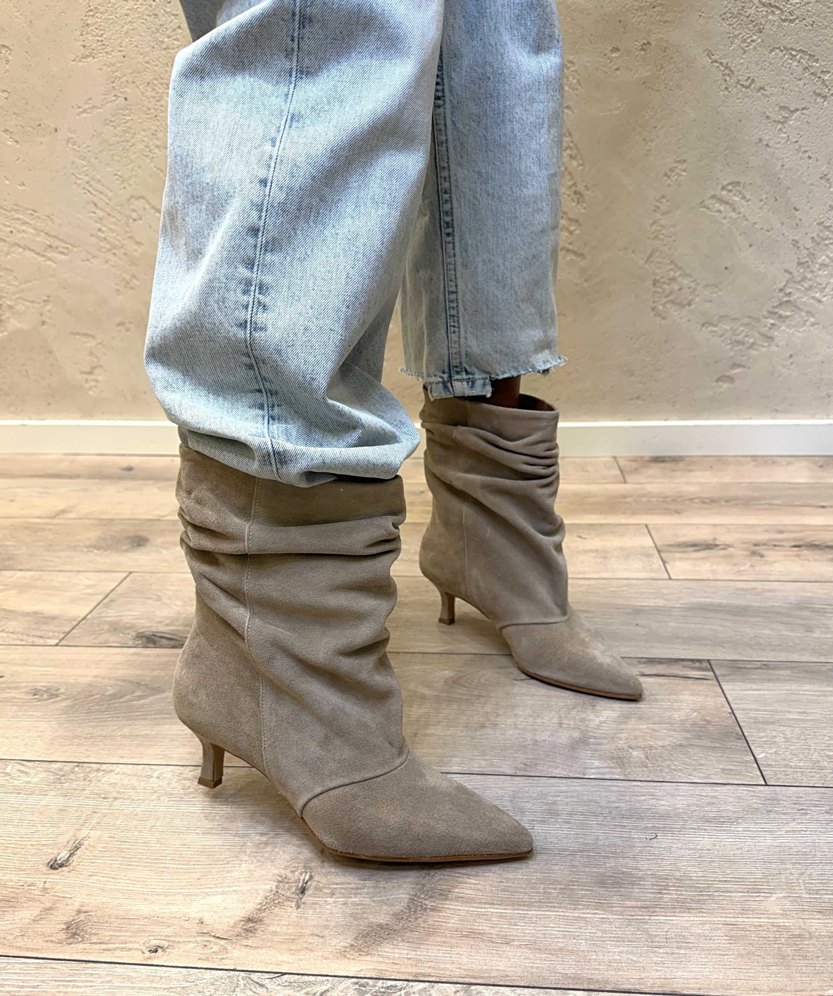 stivaletto basso in vera pelle scamosciata 26TR BEIGE DIVINE FOLLIE