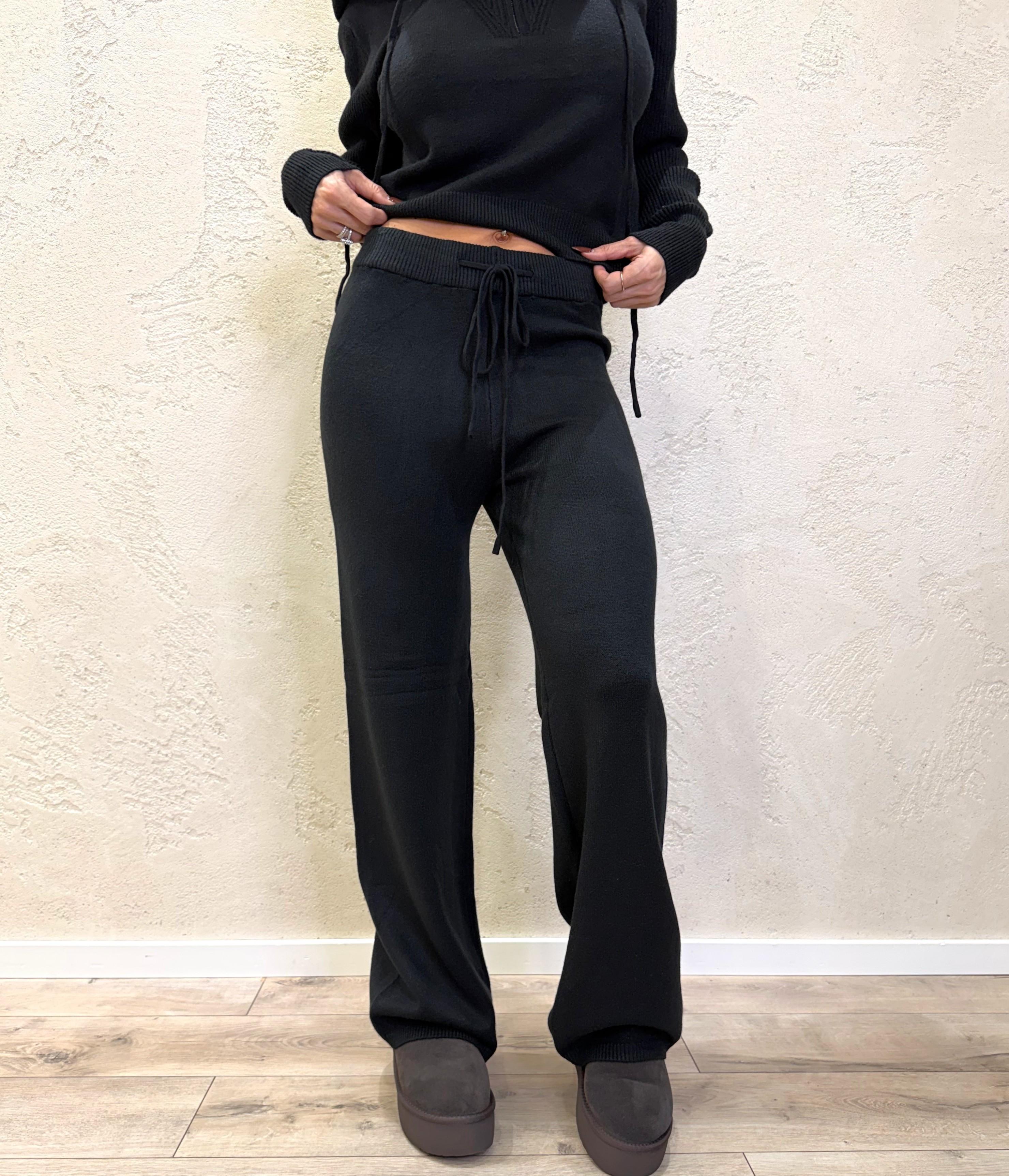 completo in maglia con pull mezza zip e cappuccio e pantalone a gamba larga CMCAPHZ NERO ELEVI