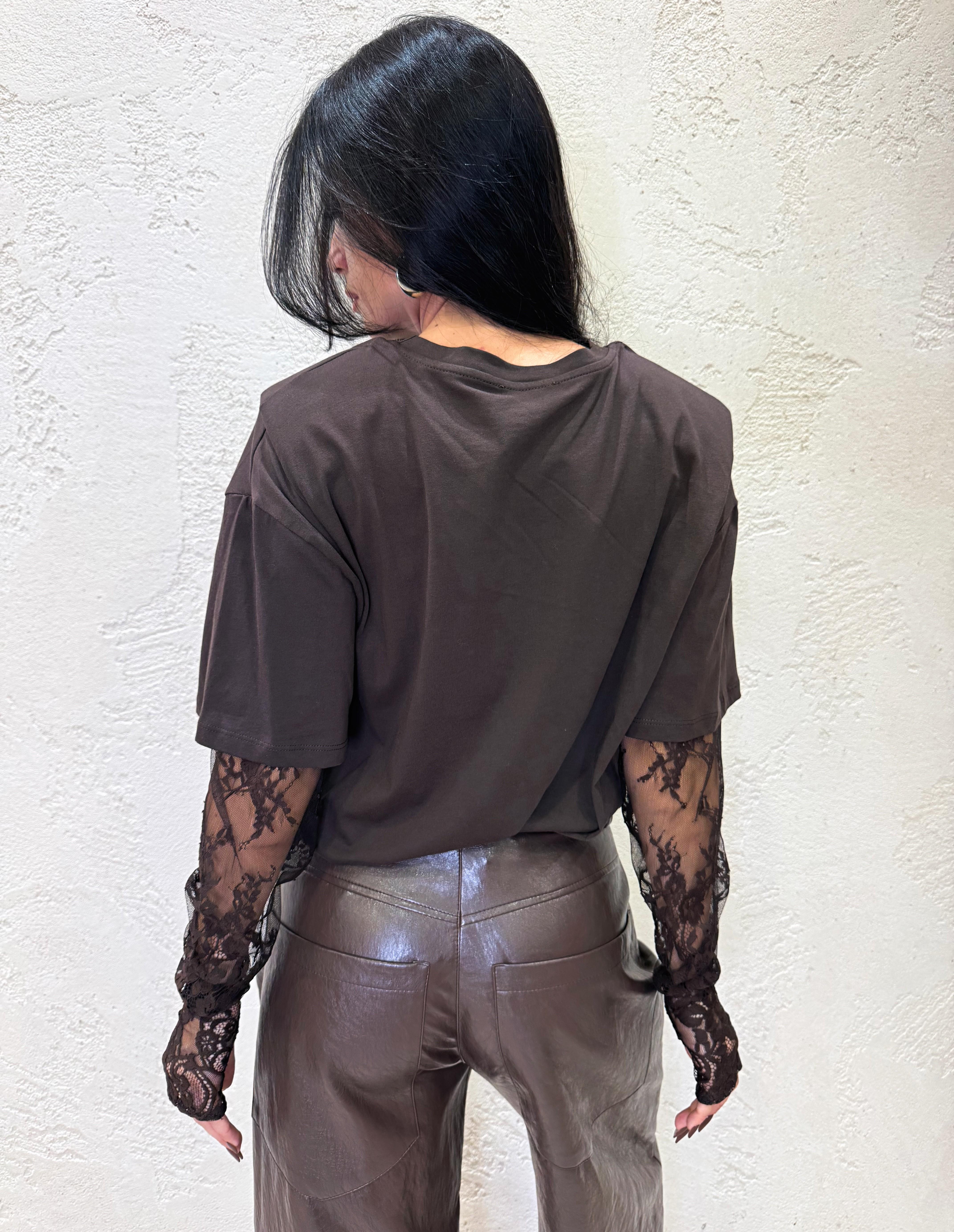 t-shirt over con spalline imbottite e maniche in pizzo UF0062 MORO VICOLO