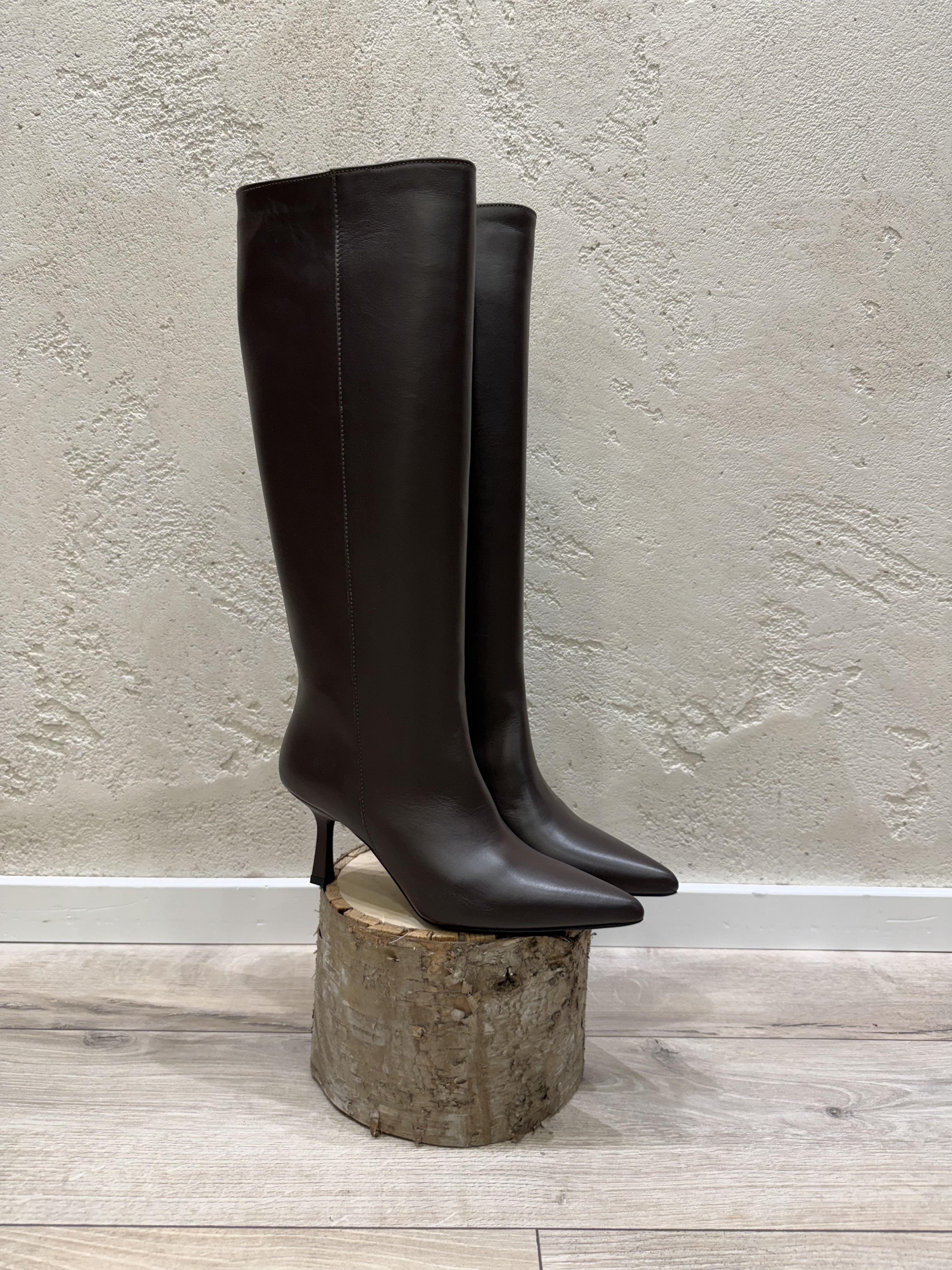 stivale in vera pelle con tacco kitten AT7102 CIOCCOLATO OVYE'