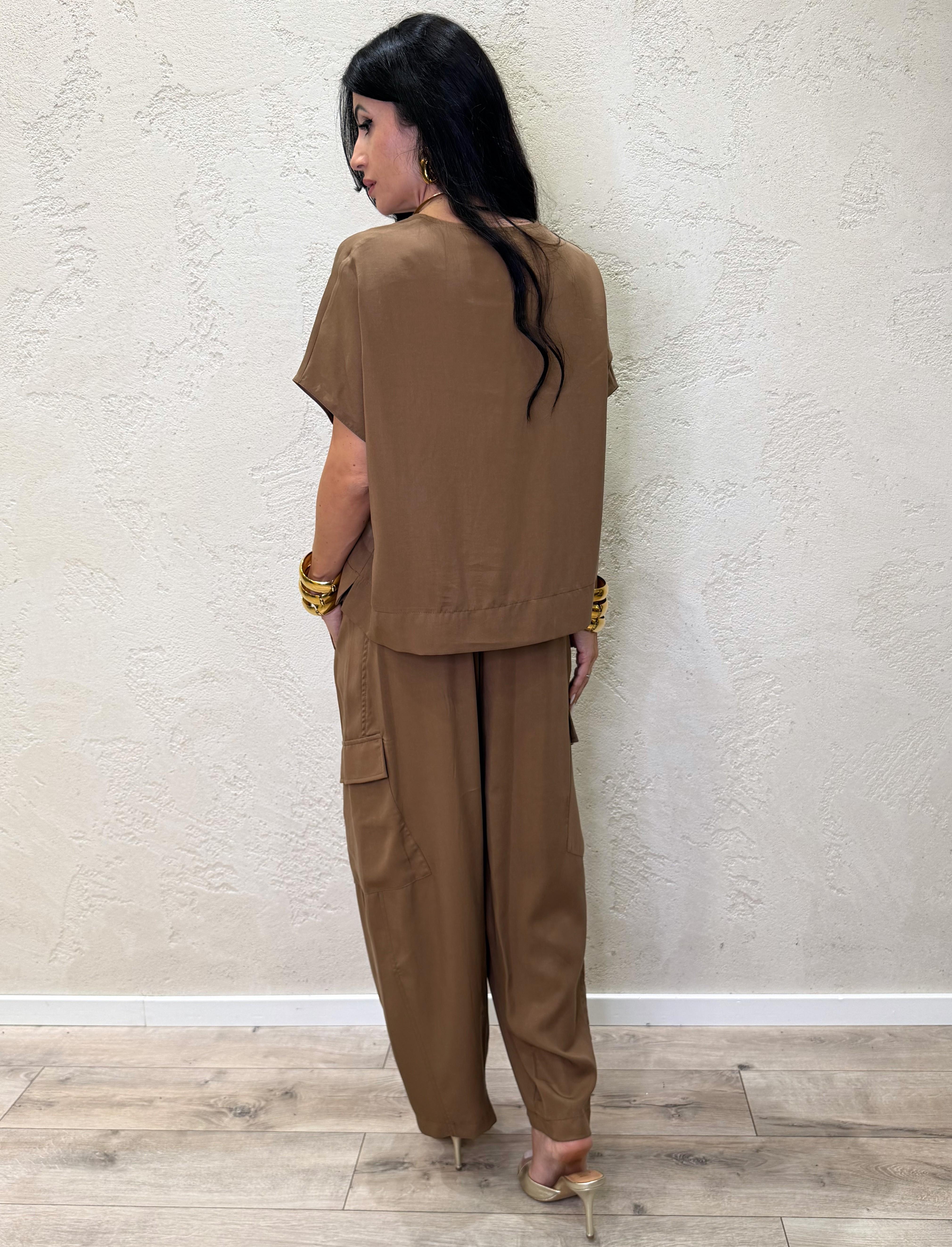 completo composto da blusa a scatoletta e pantaloni cargo a gamba dritta 3074 TABACCO SUSY MIX