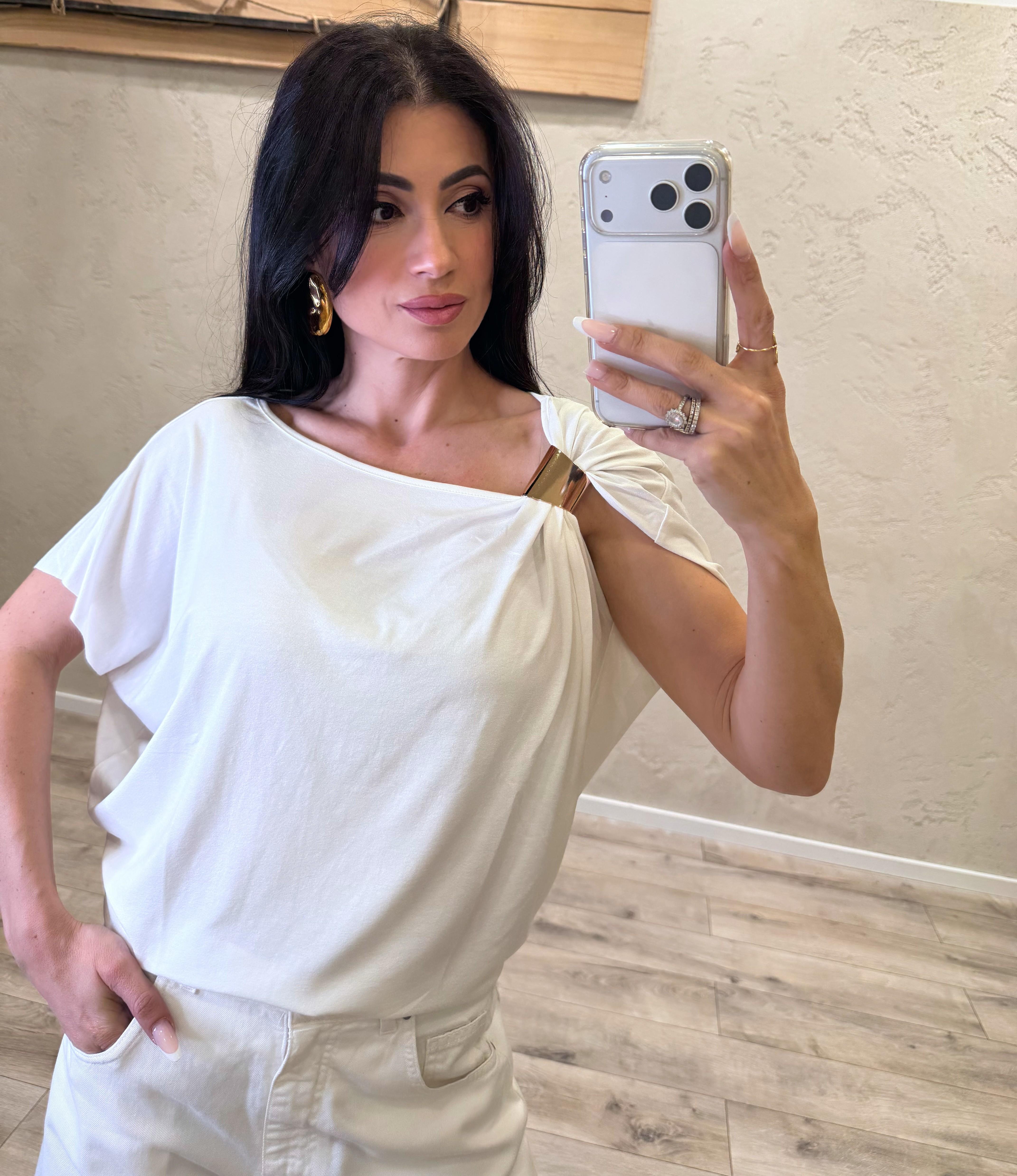 maglia morbida asimmetrica con dettaglio gioiello B05112 LATTE SUSY MIX