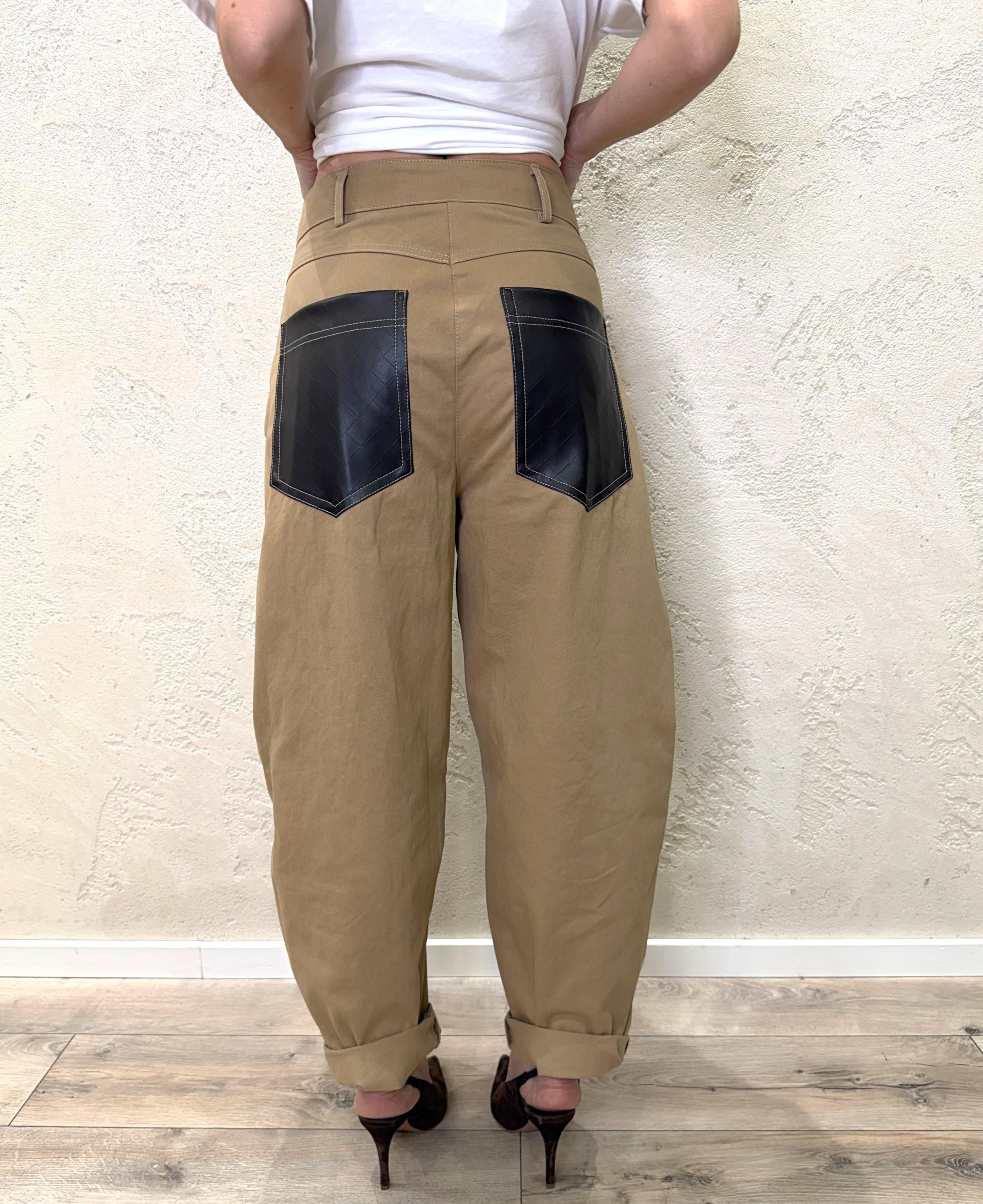 pantalone barrel fit con dettaglio di tasche in ecopelle 26P4163 TABACCO TENSIONE IN