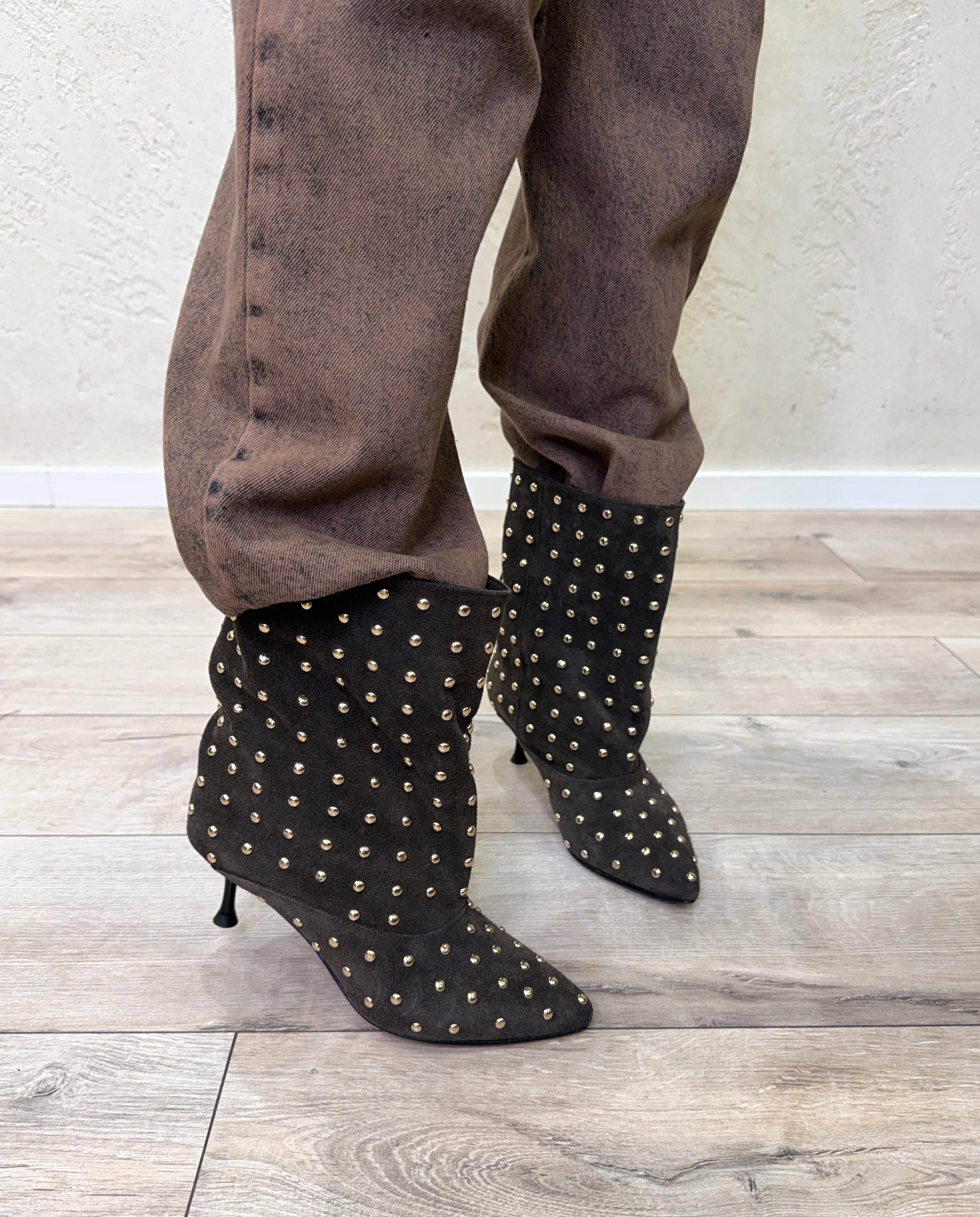 stivaletto scamosciato con tacco e dettaglio di borchie 2470AISHA MORO DIVINE FOLLIE