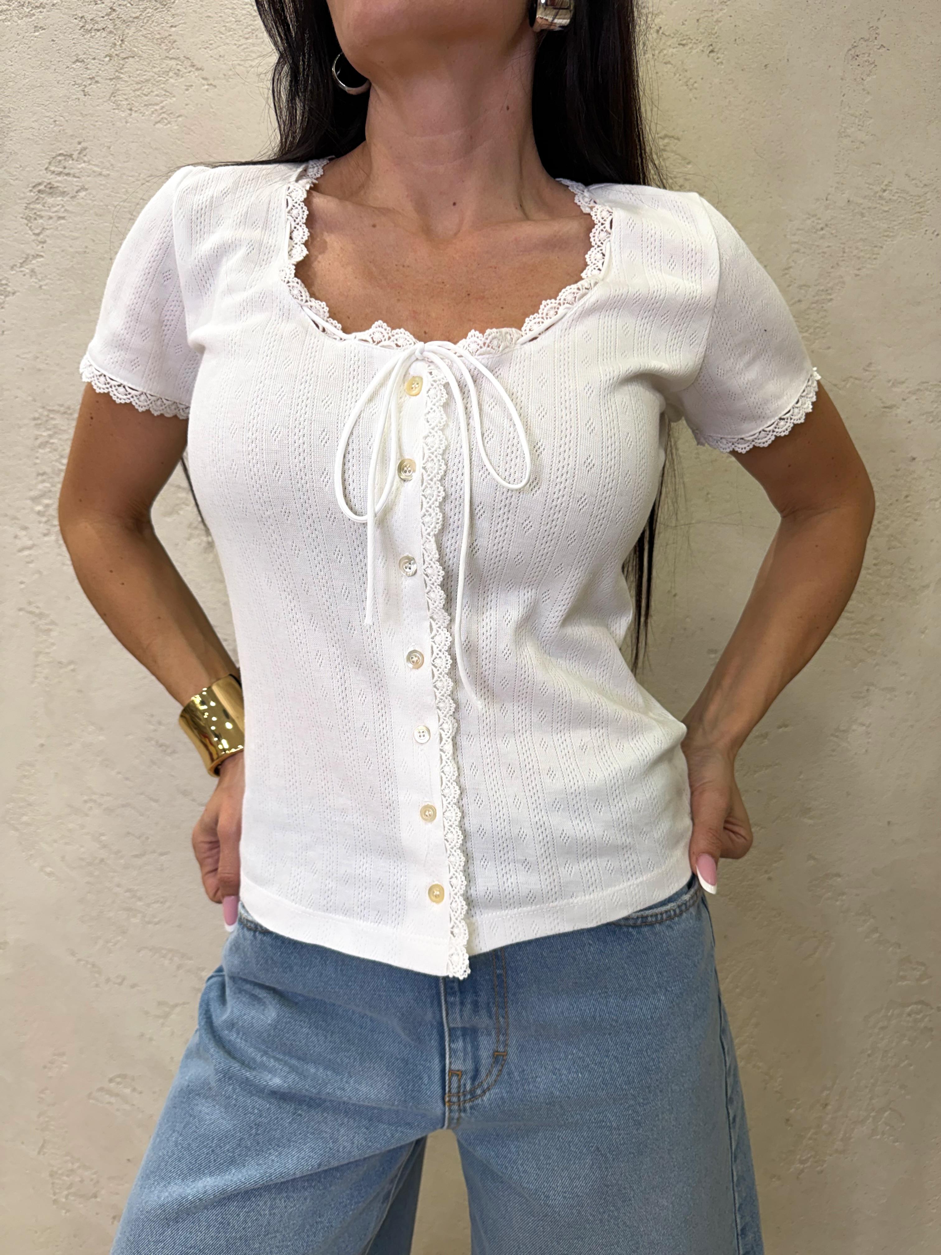 t-shirt in maglia lavorata con inserti in pizzo e chiusura con bottoni 39069 PANNA TENSIONE IN