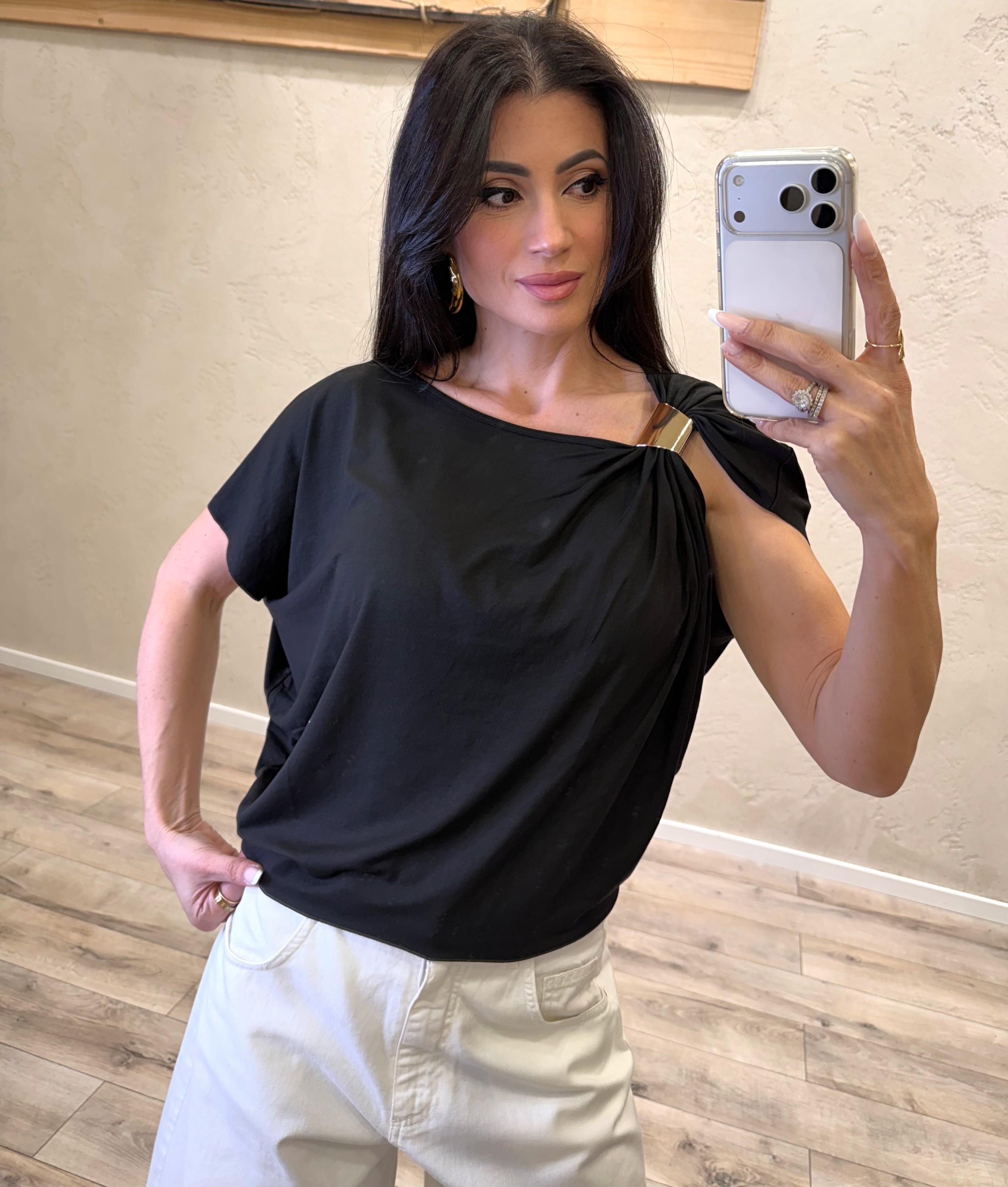 maglia morbida asimmetrica con dettaglio gioiello B05112 NERO SUSY MIX