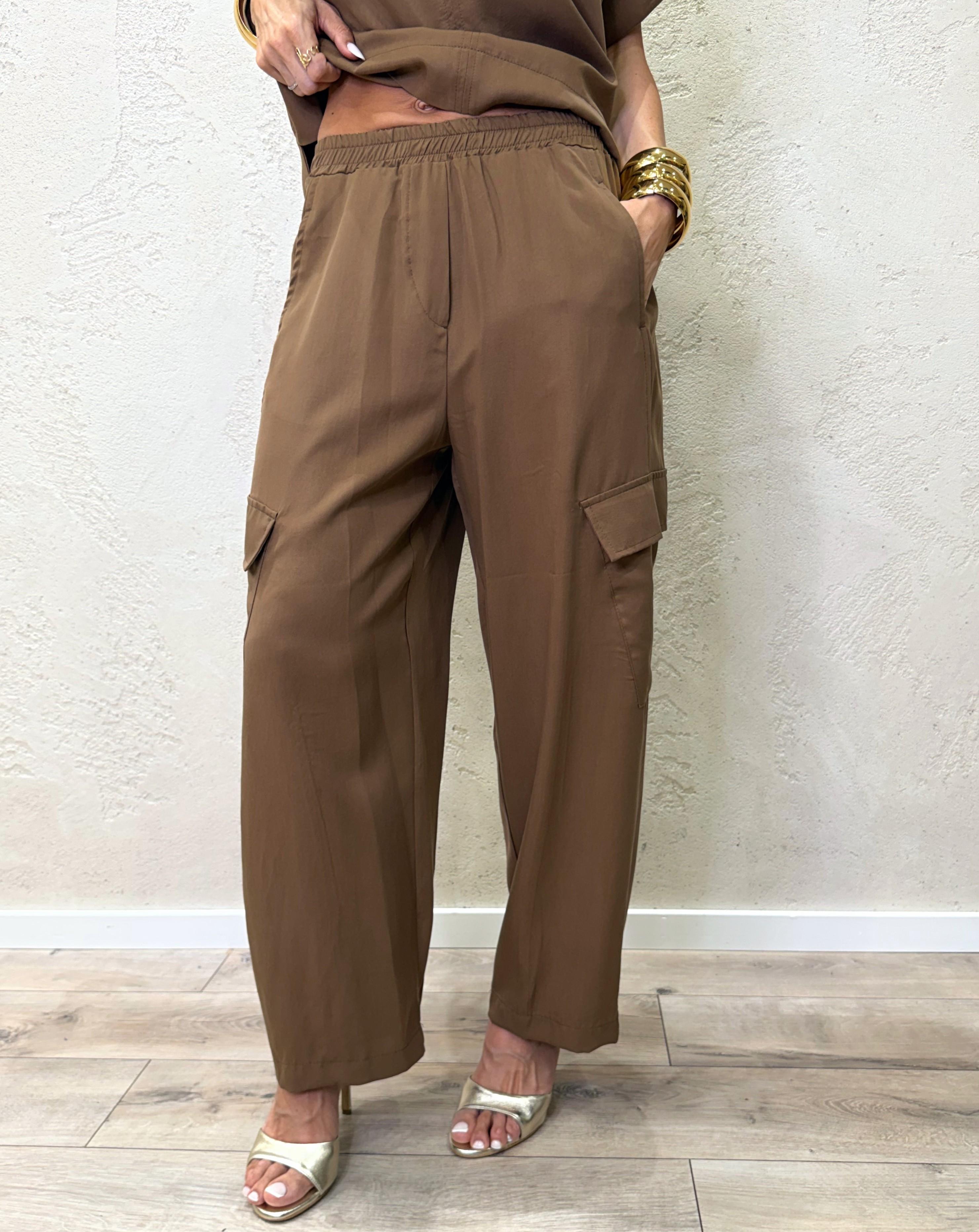 completo composto da blusa a scatoletta e pantaloni cargo a gamba dritta 3074 TABACCO SUSY MIX