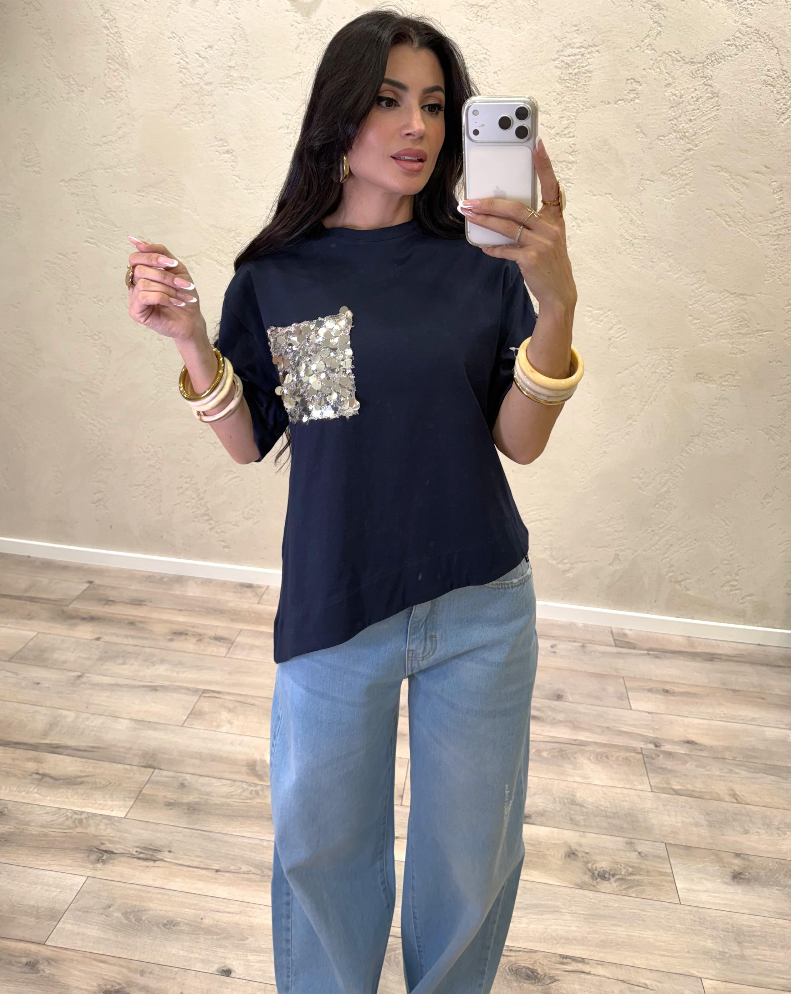 t-shirt asimmetrica con tasca pailettes PE260194 BLU TENSIONE IN