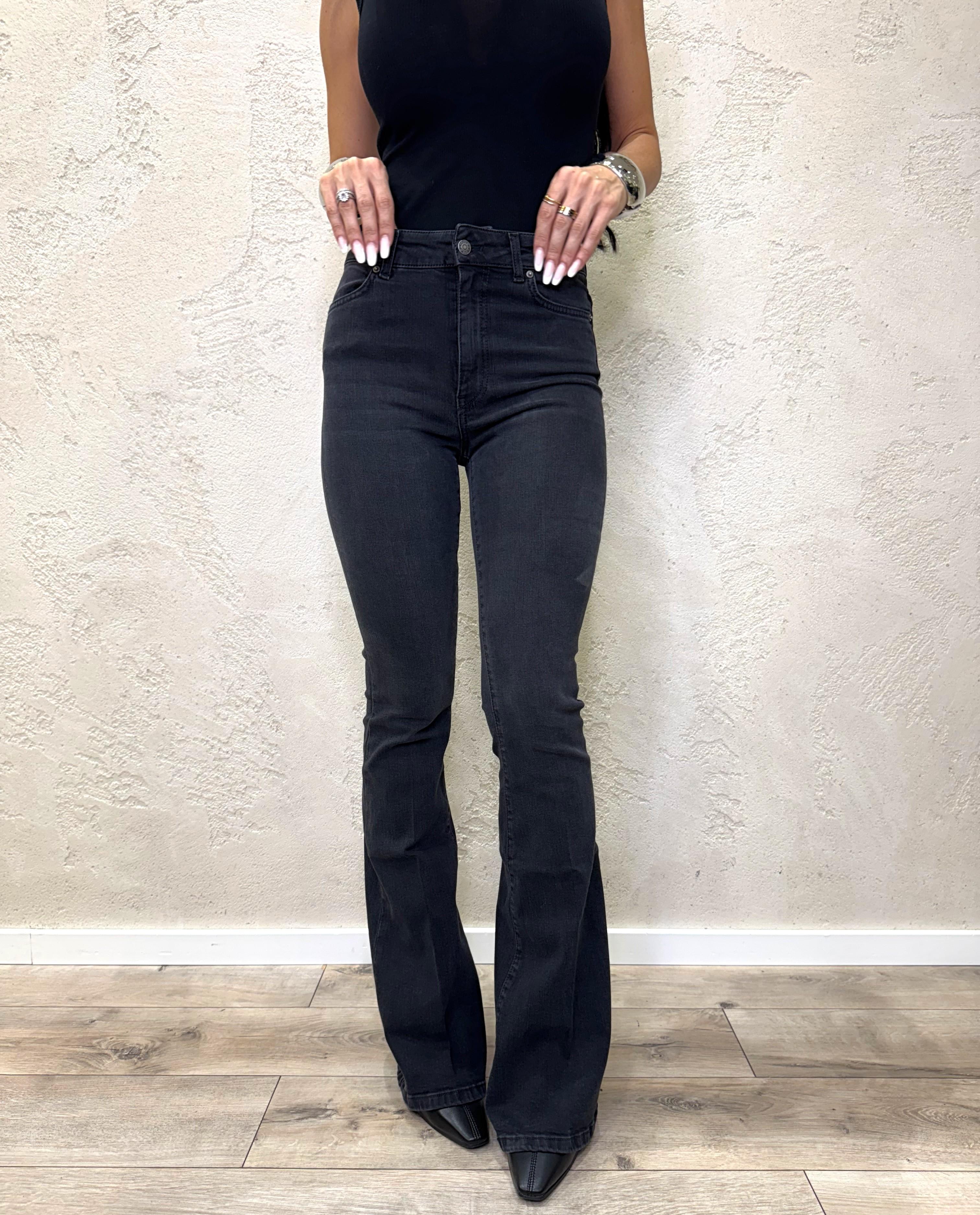 jeans modello giselle a zampa elasticizzato DF5090 NERO VICOLO