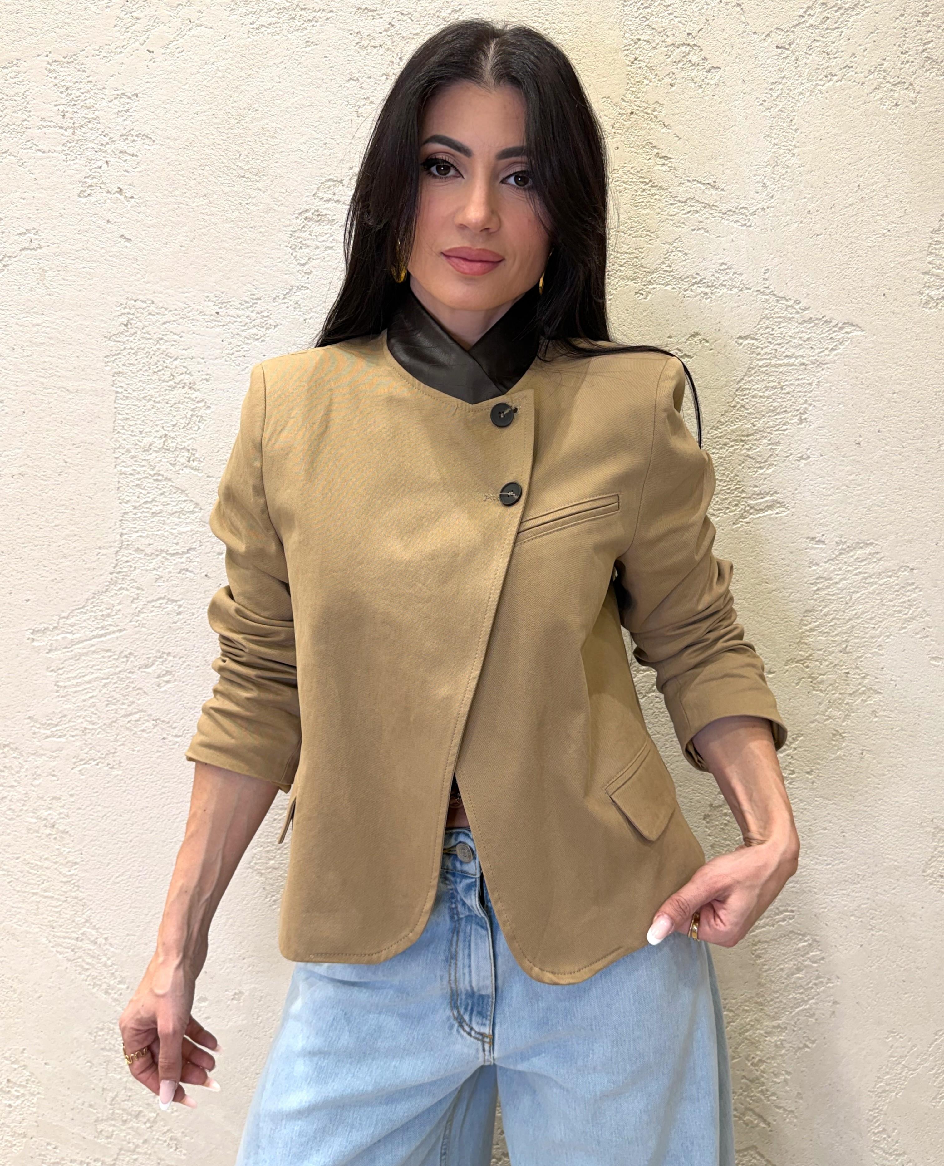 giacca con colletto in ecopelle e chiusura asimmetrica 26B4329 BEIGE TENSIONE IN