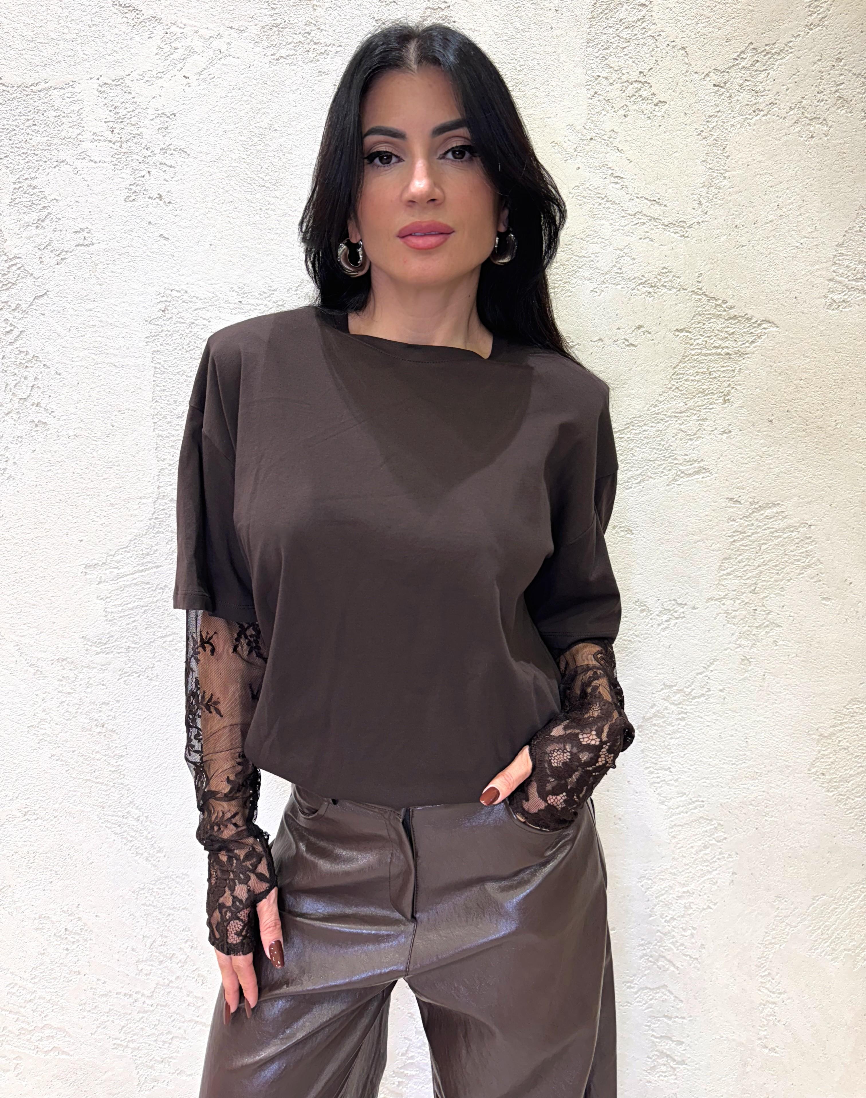 t-shirt over con spalline imbottite e maniche in pizzo UF0062 MORO VICOLO