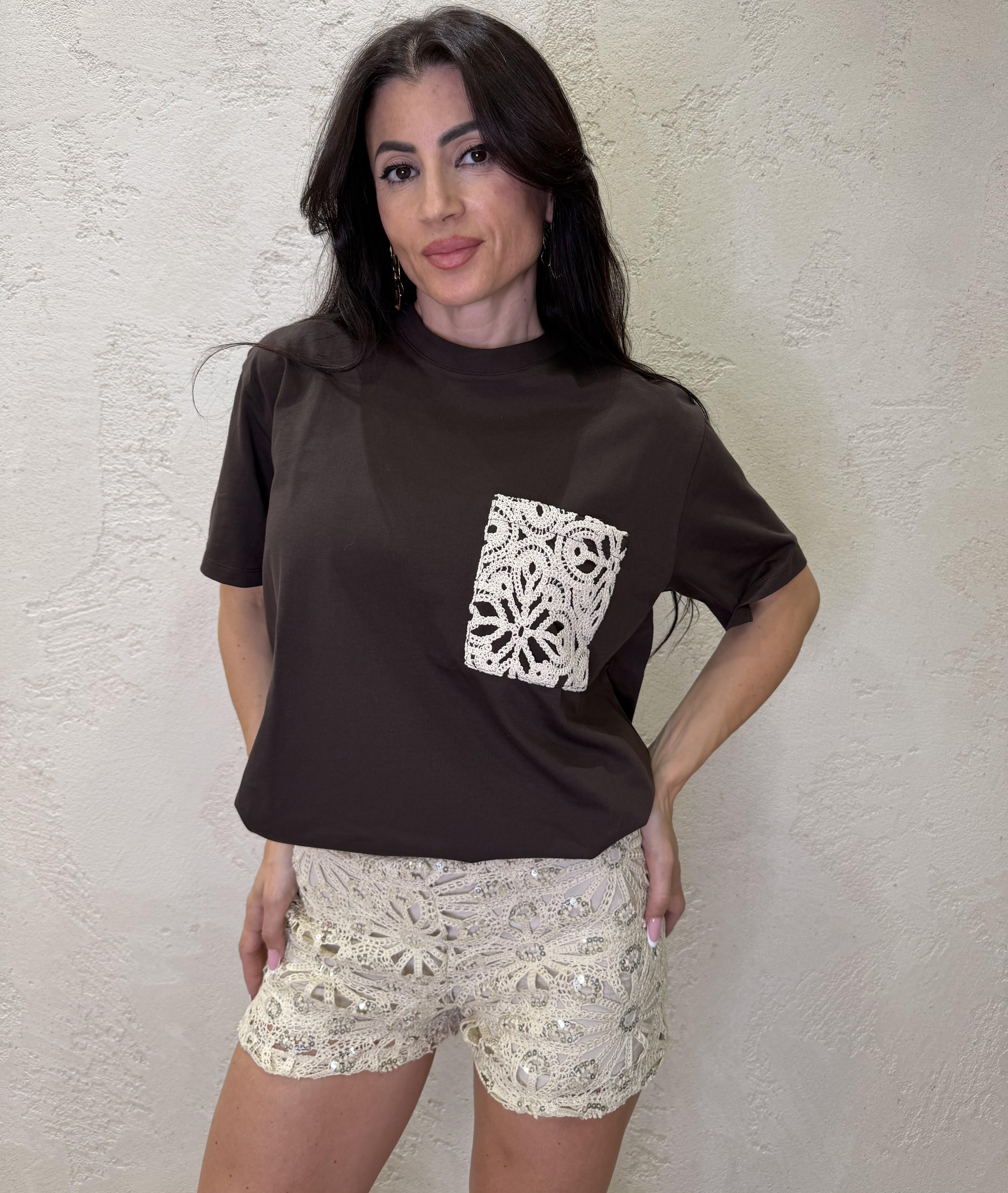 t-shirt over con tasca crochet UAB0381 FONDENTE VICOLO