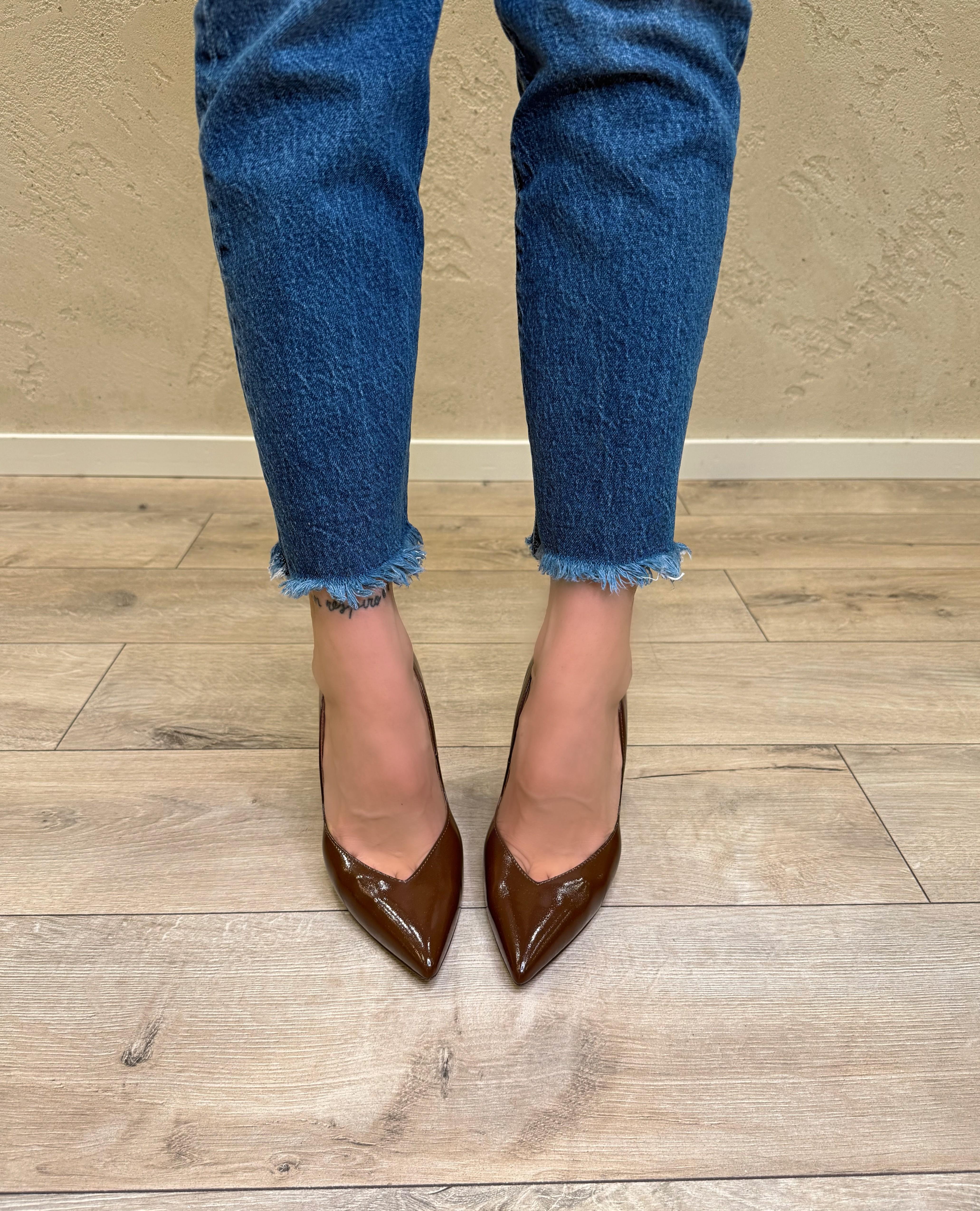 decolletè in vera pelle con profilo a onda e tacco blade EG1108 CIOCCOLATO OVYE'