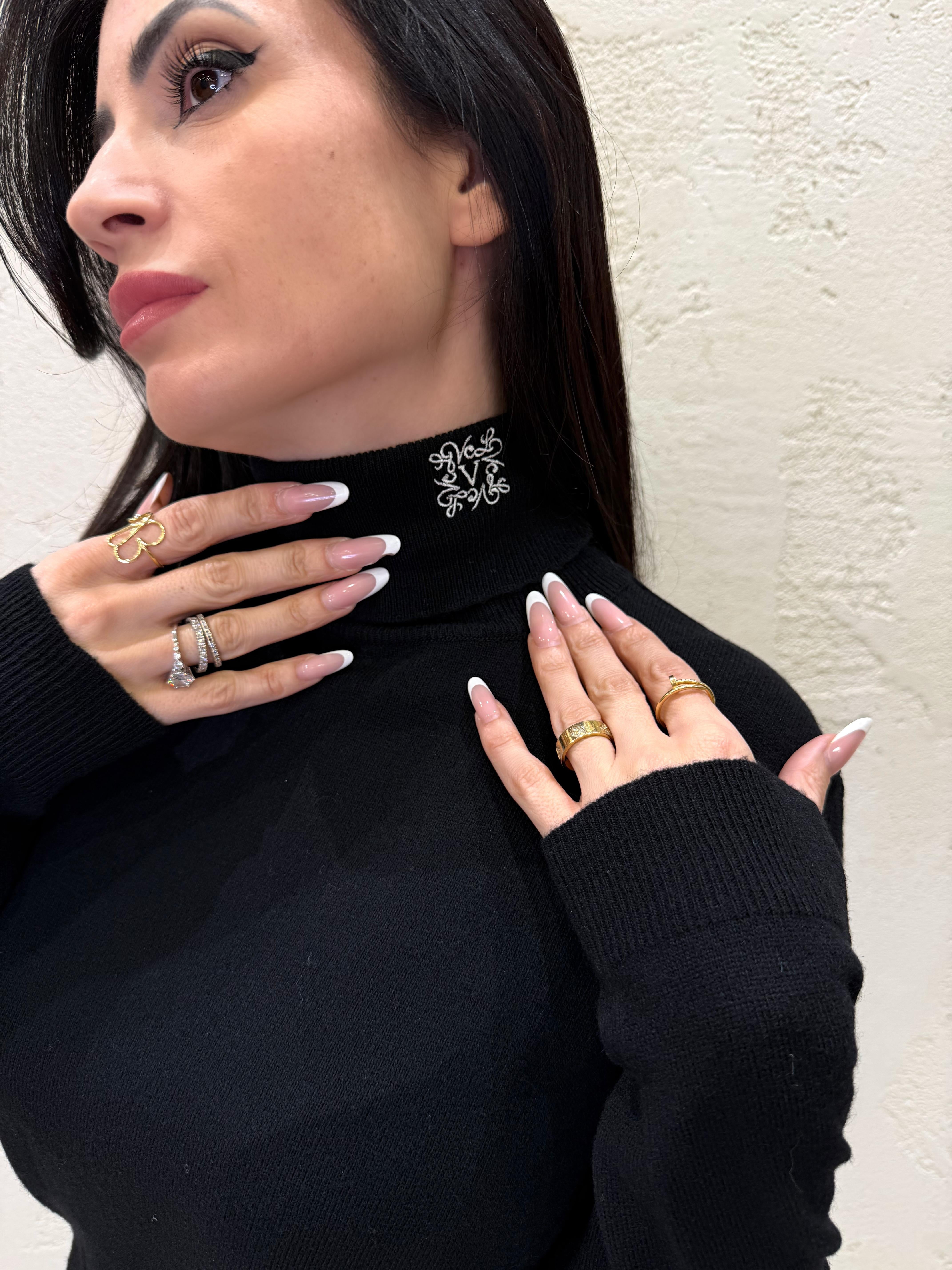 maglia a collo alto misto lana e cashmere con logo ricamato nel collo 22210F NERO VICOLO