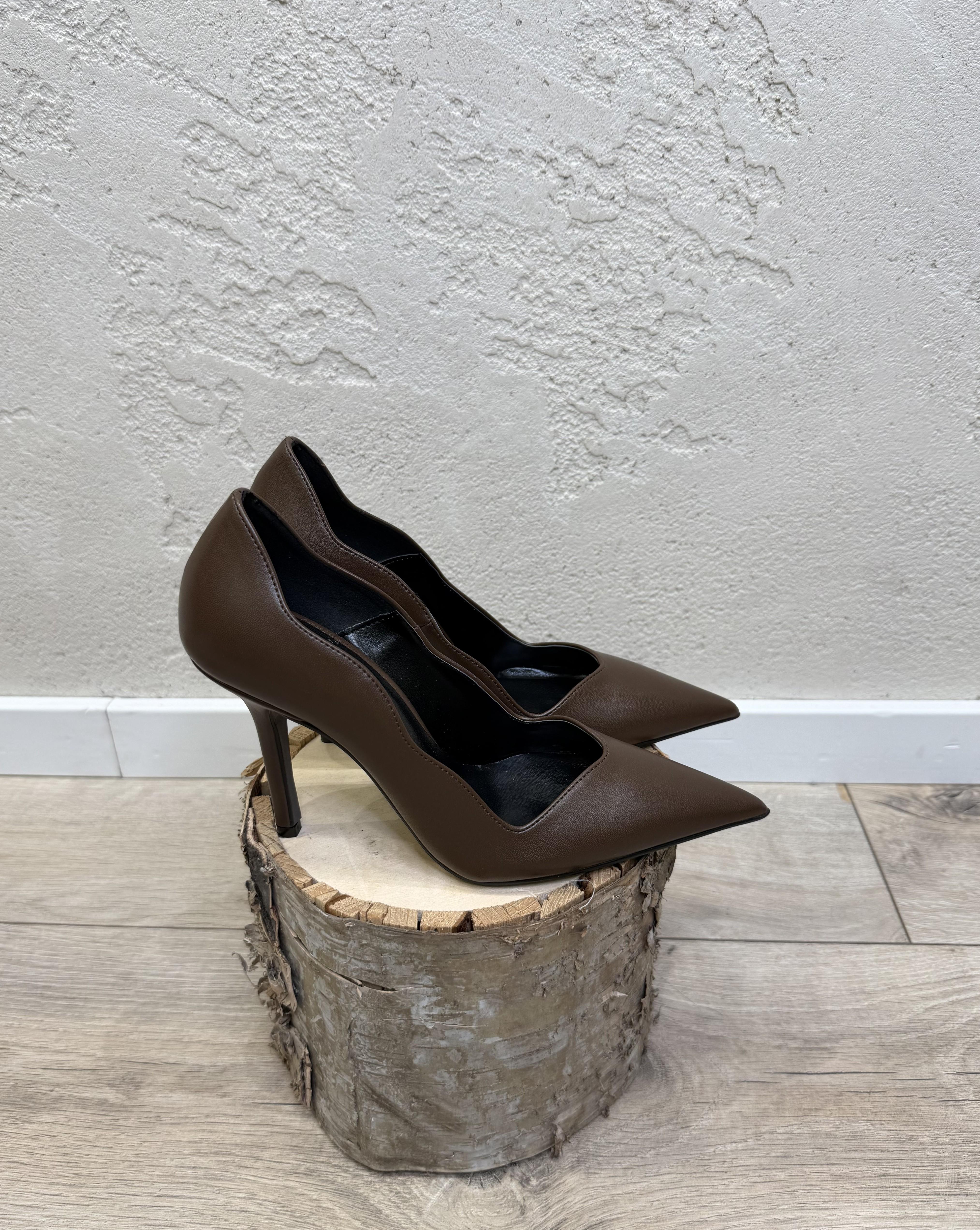 decolletè in vera pelle con dettaglio di profilo a onda 1214 MORO DIVINE FOLLIE