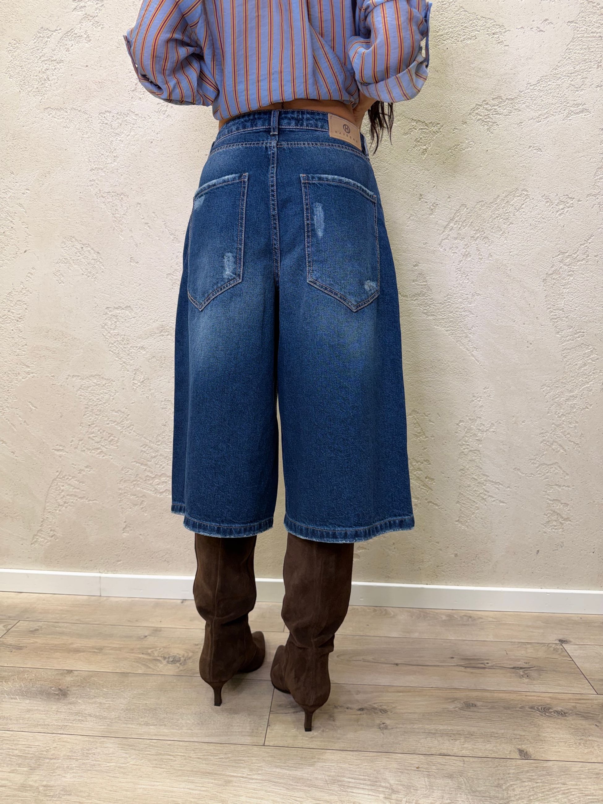 Bermuda in denim effetto graffiato