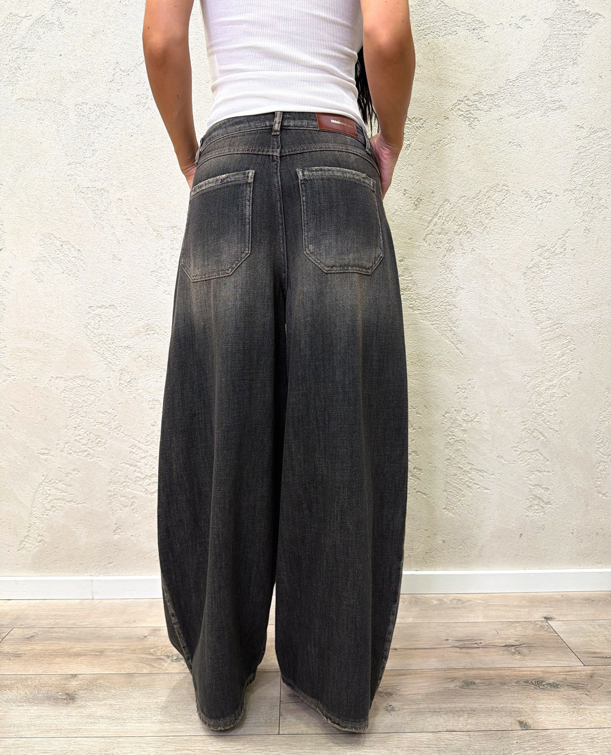 Jeans Kaja modello wide leg in tela ferma