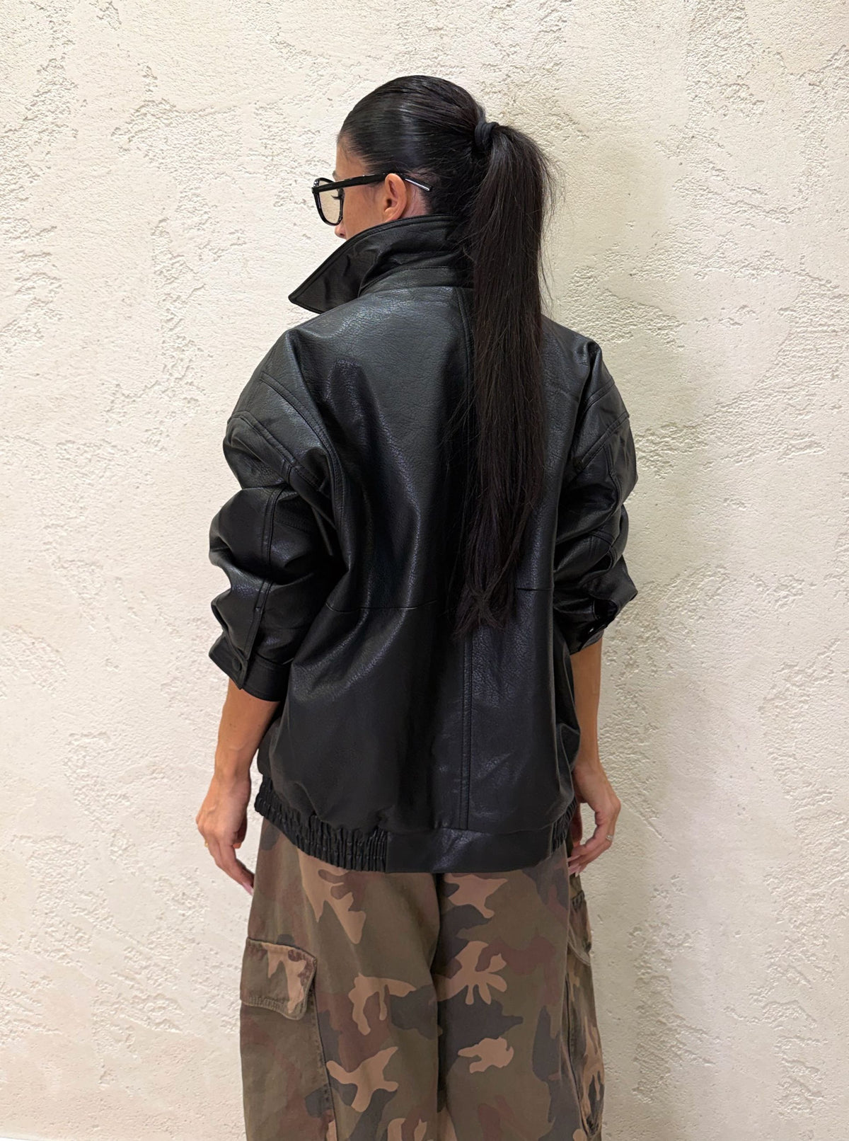 Bomber in ecopelle con tasche e collo e rever