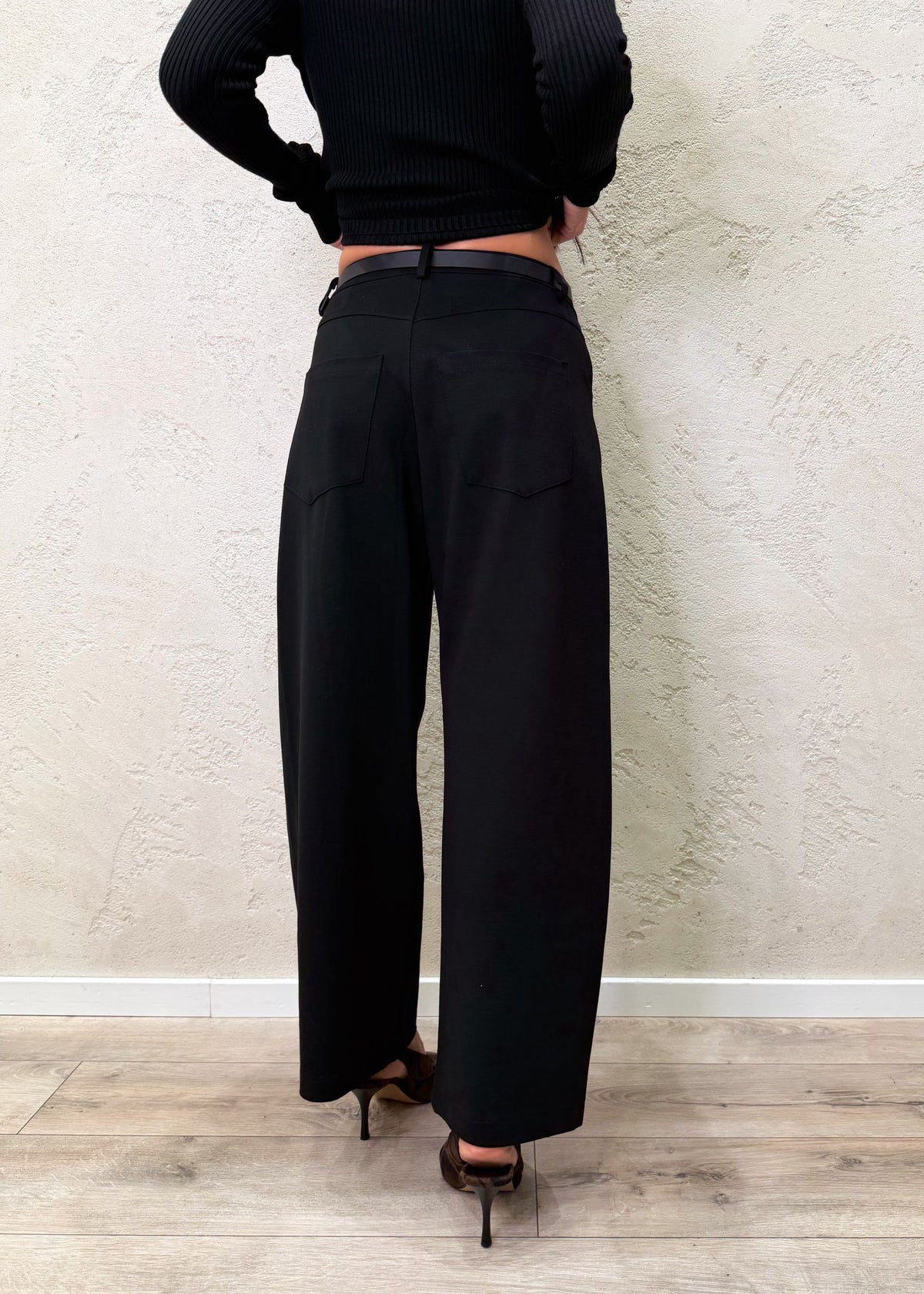 Pantalone barrel fit in tessuto elasticizzato