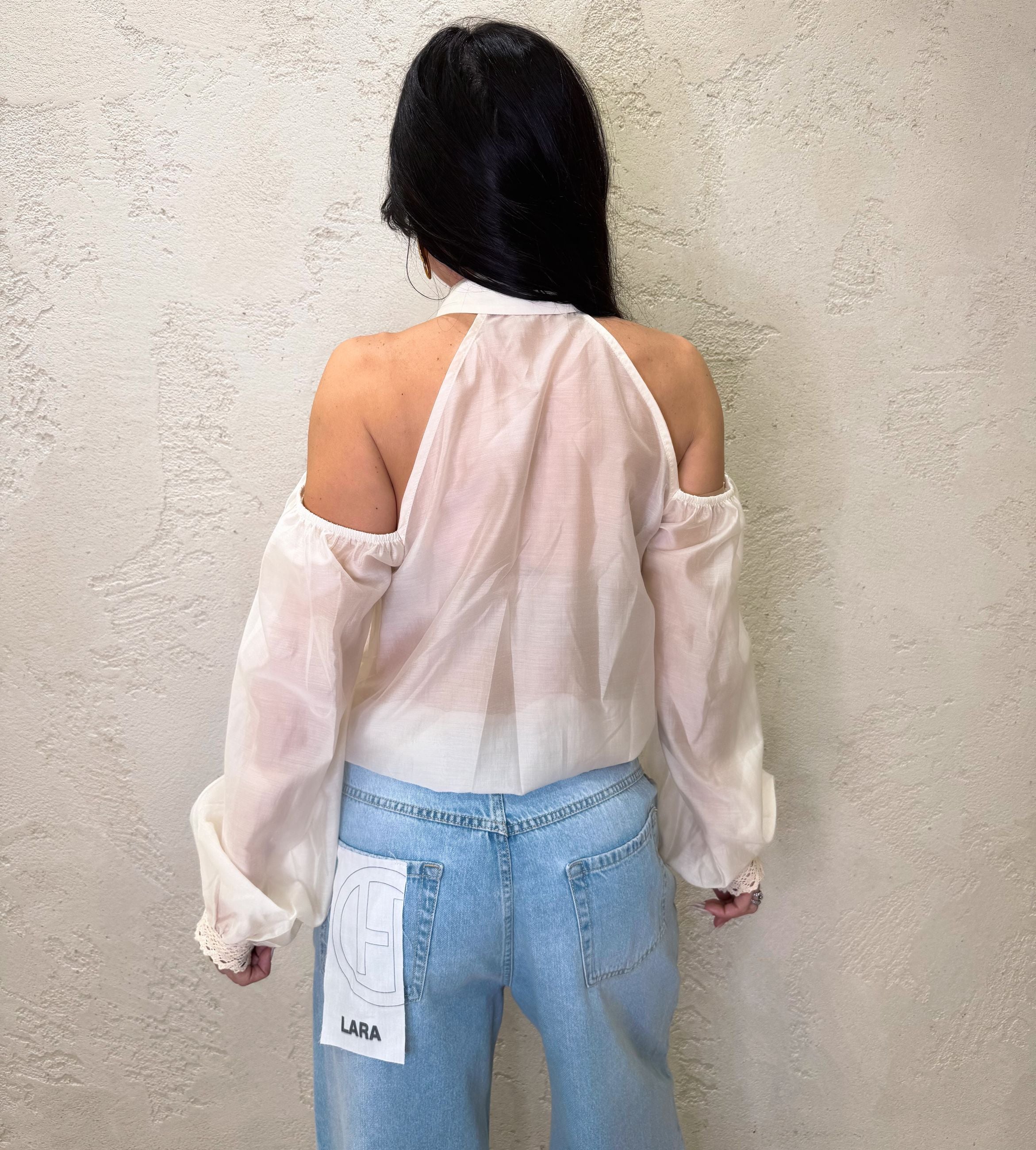 camicia cut out con dettaglio in crochet