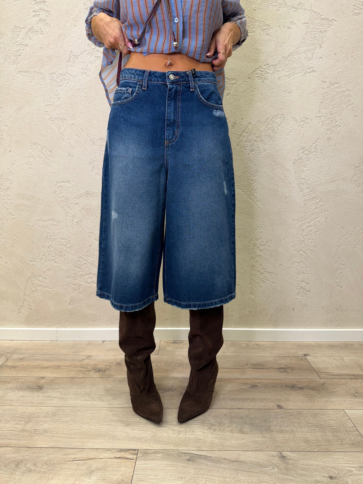 Bermuda in denim effetto graffiato