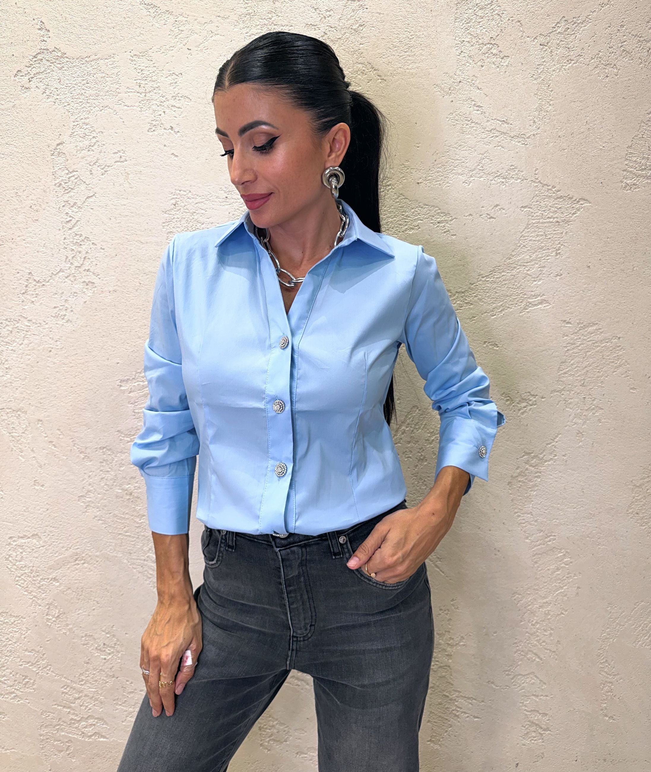Camicia scollo a V con bottoni gioiello