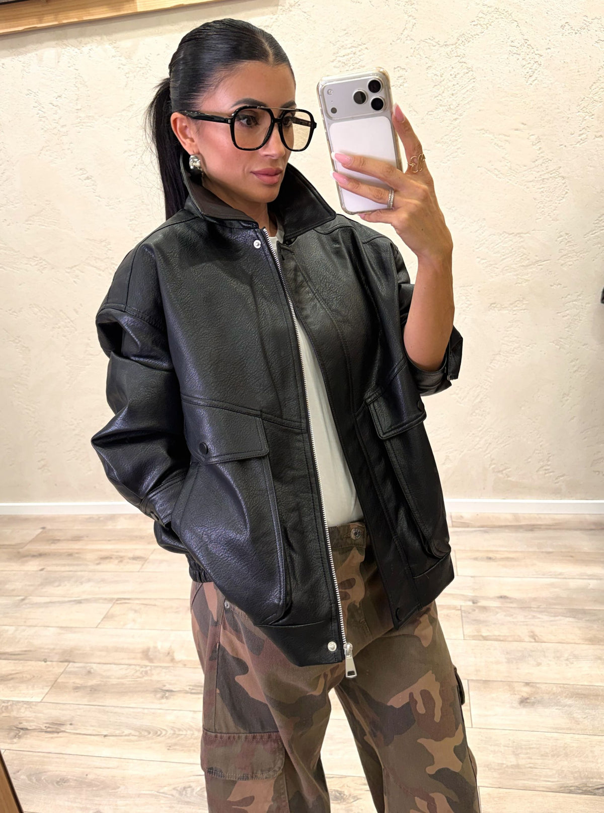 Bomber in ecopelle con tasche e collo e rever