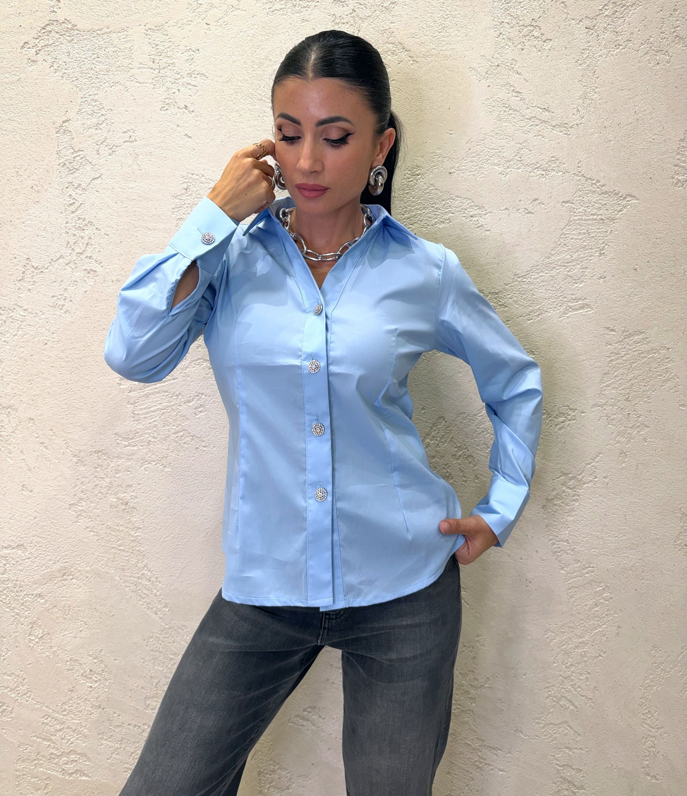 Camicia scollo a V con bottoni gioiello