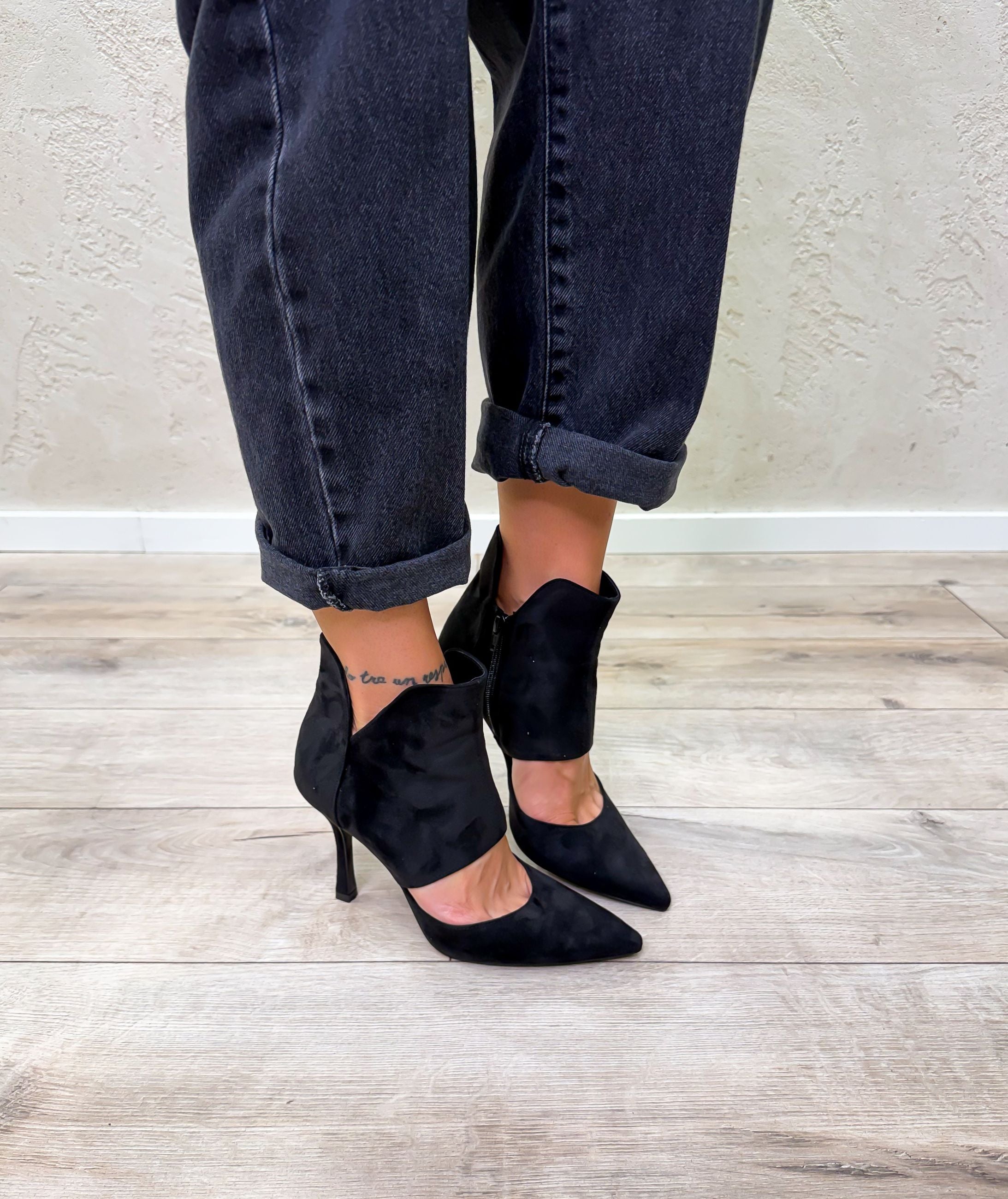 Stivaletto in suede con apertura superiore