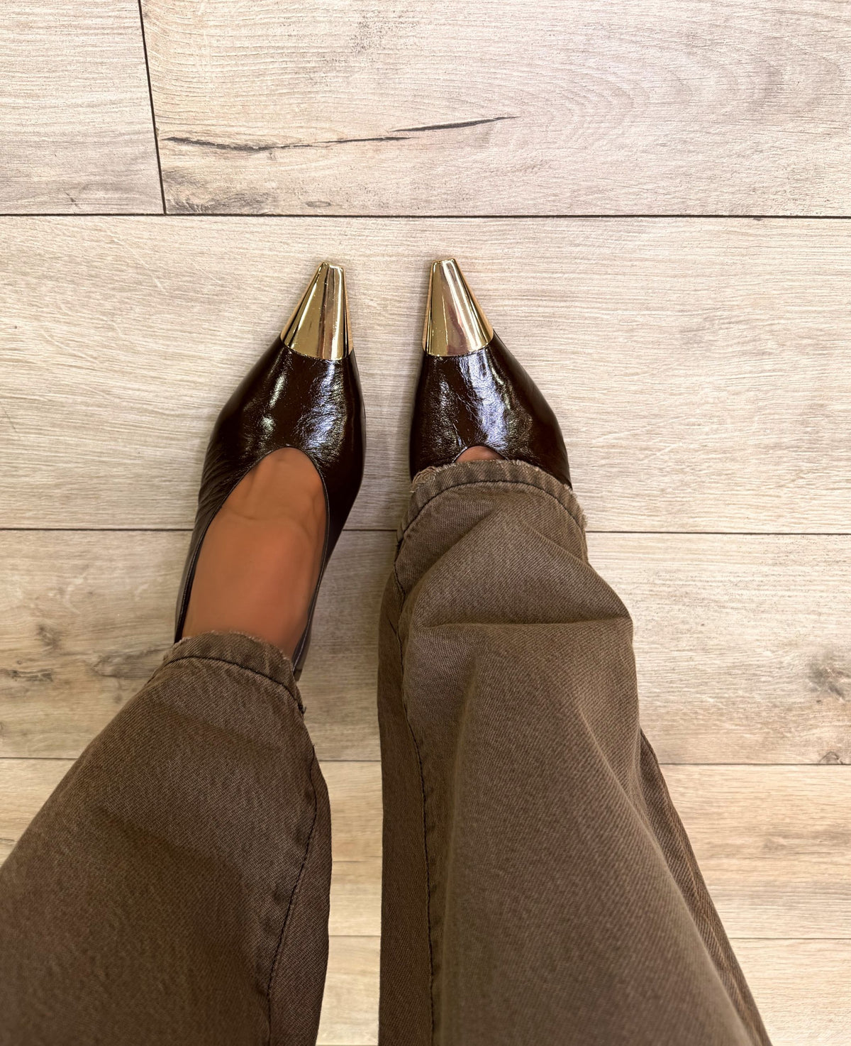 Slingback in vernice bruciato con punta dorata