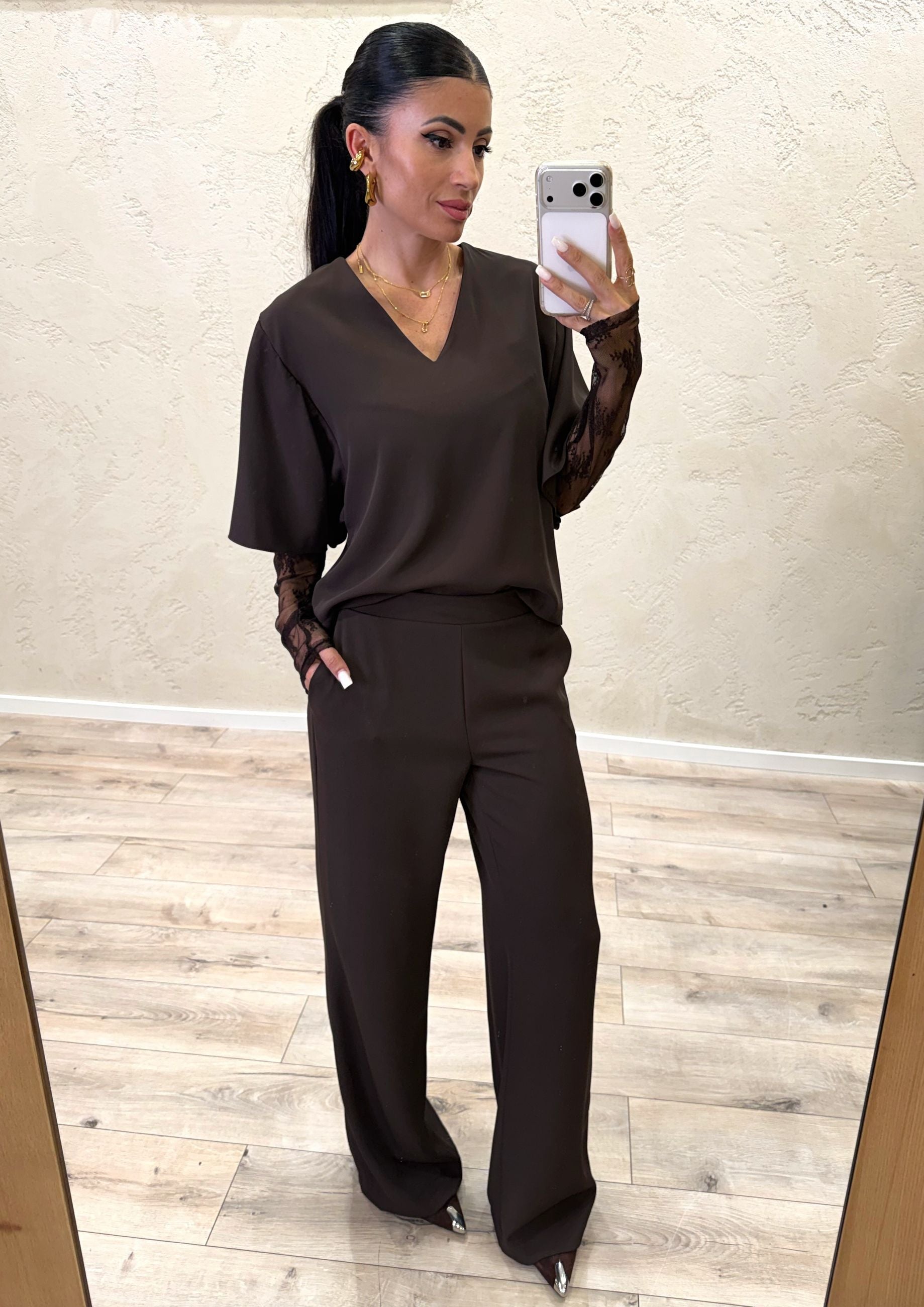 Completo composto da blusa con maniche in pizzo e pantalone fluido a palazzo